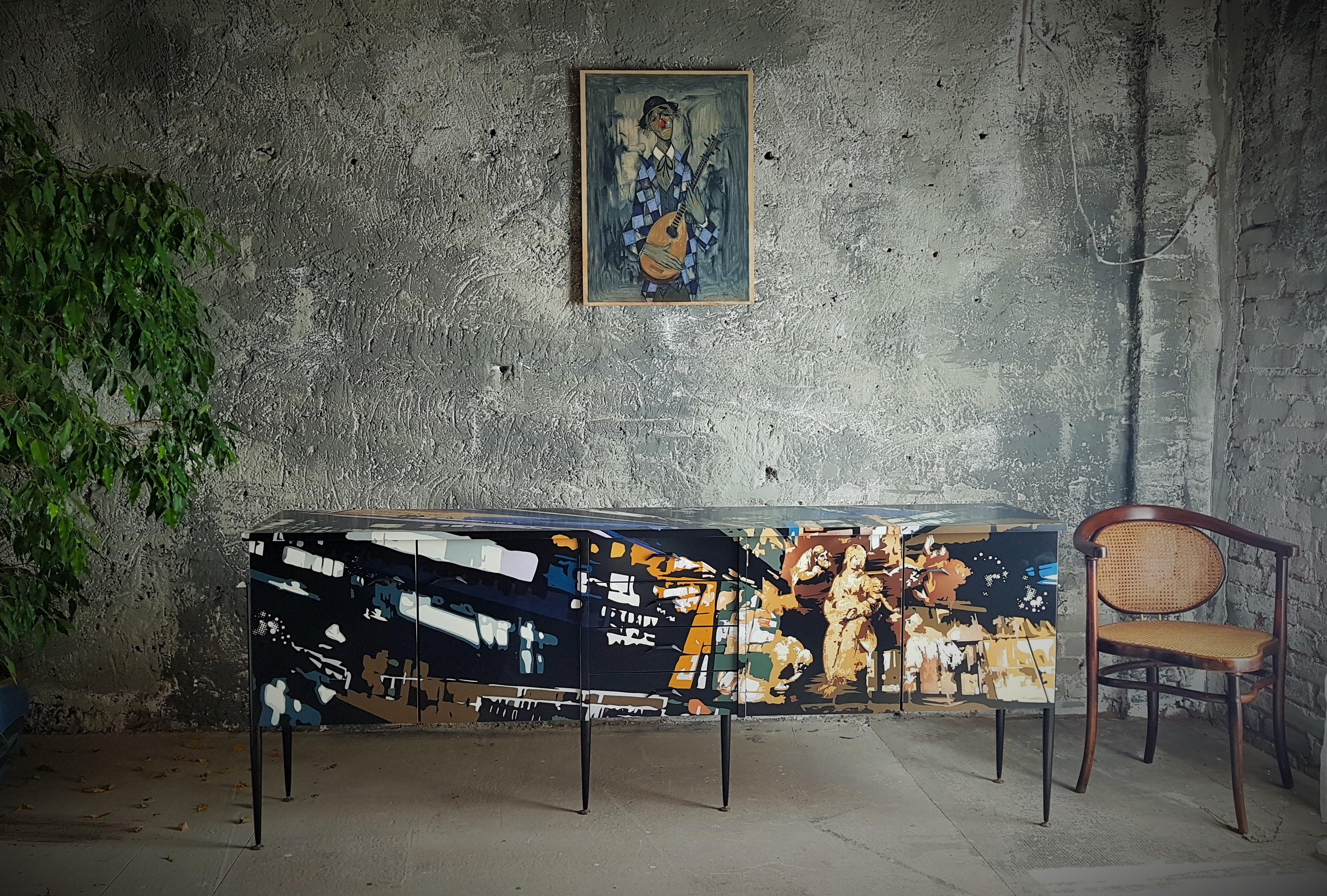 Mid-Century Teakholz Sideboard mit Street Art-Gemälde, Italien, 1960er Jahre (Moderne der Mitte des Jahrhunderts) im Angebot