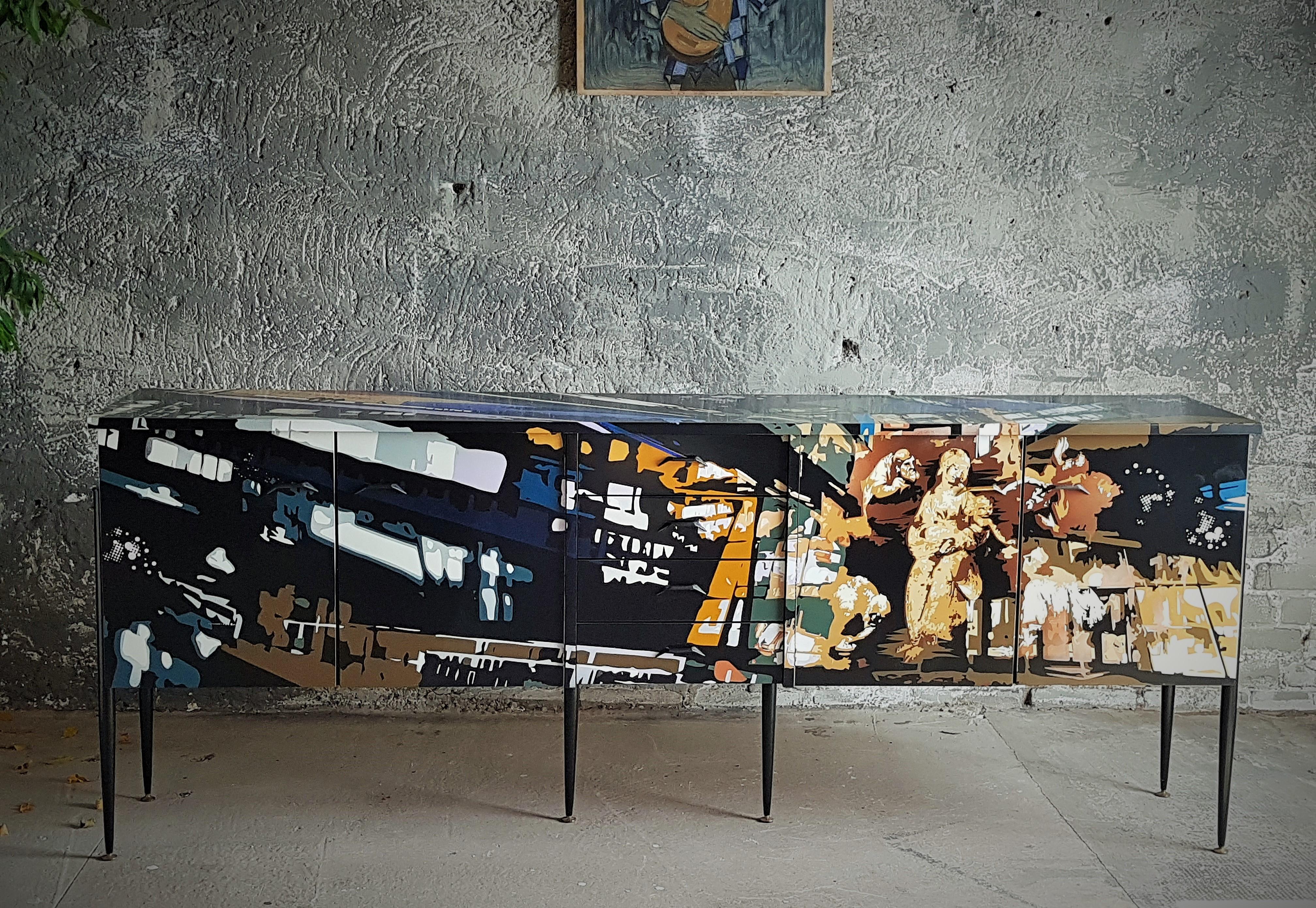 Mid-Century Teakholz Sideboard mit Street Art-Gemälde, Italien, 1960er Jahre im Zustand „Gut“ im Angebot in Saarbruecken, DE