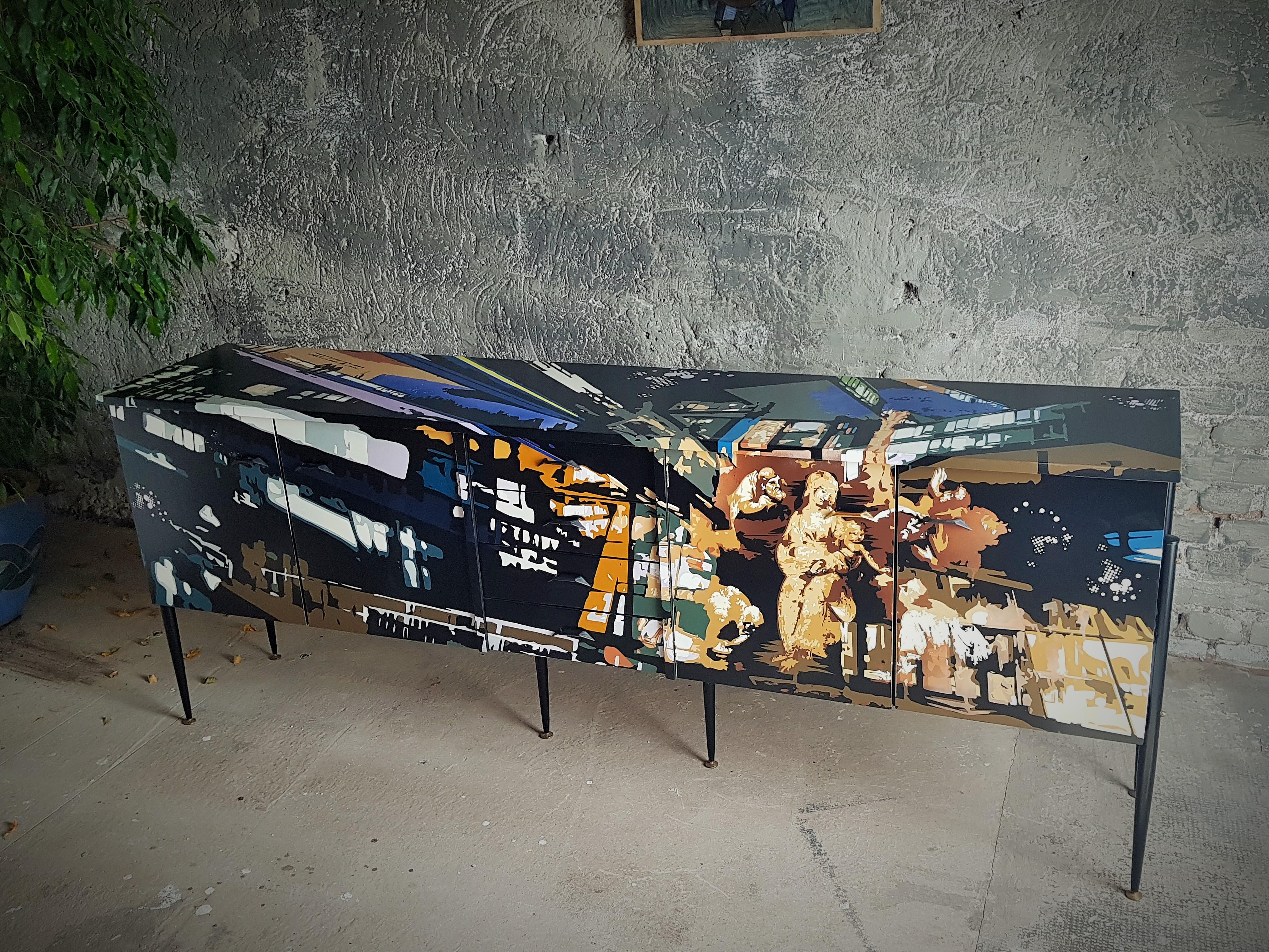 Mid-Century Teakholz Sideboard mit Street Art-Gemälde, Italien, 1960er Jahre (Mitte des 20. Jahrhunderts) im Angebot