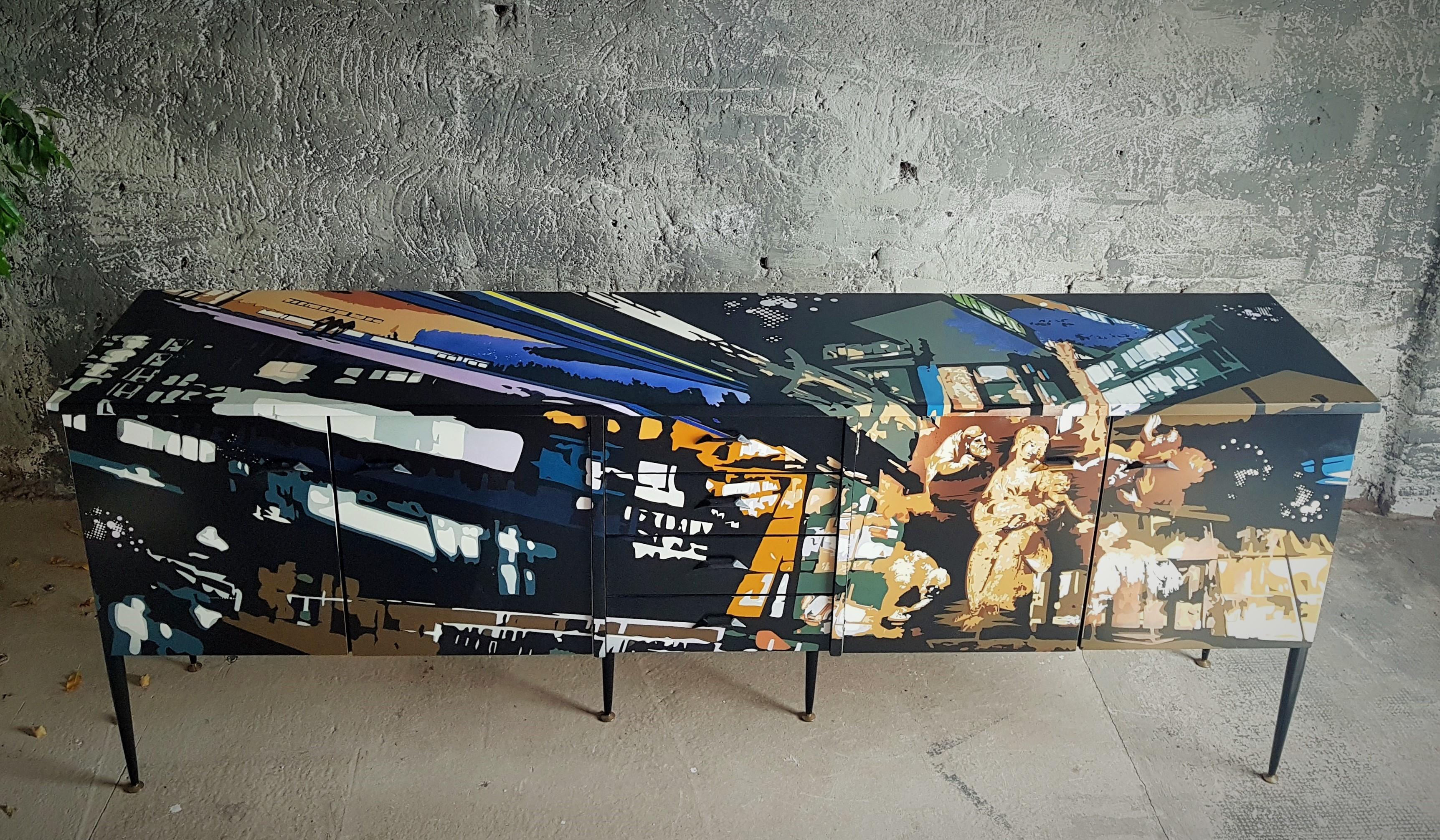 Mid-Century Teakholz Sideboard mit Street Art-Gemälde, Italien, 1960er Jahre (Blattgold) im Angebot