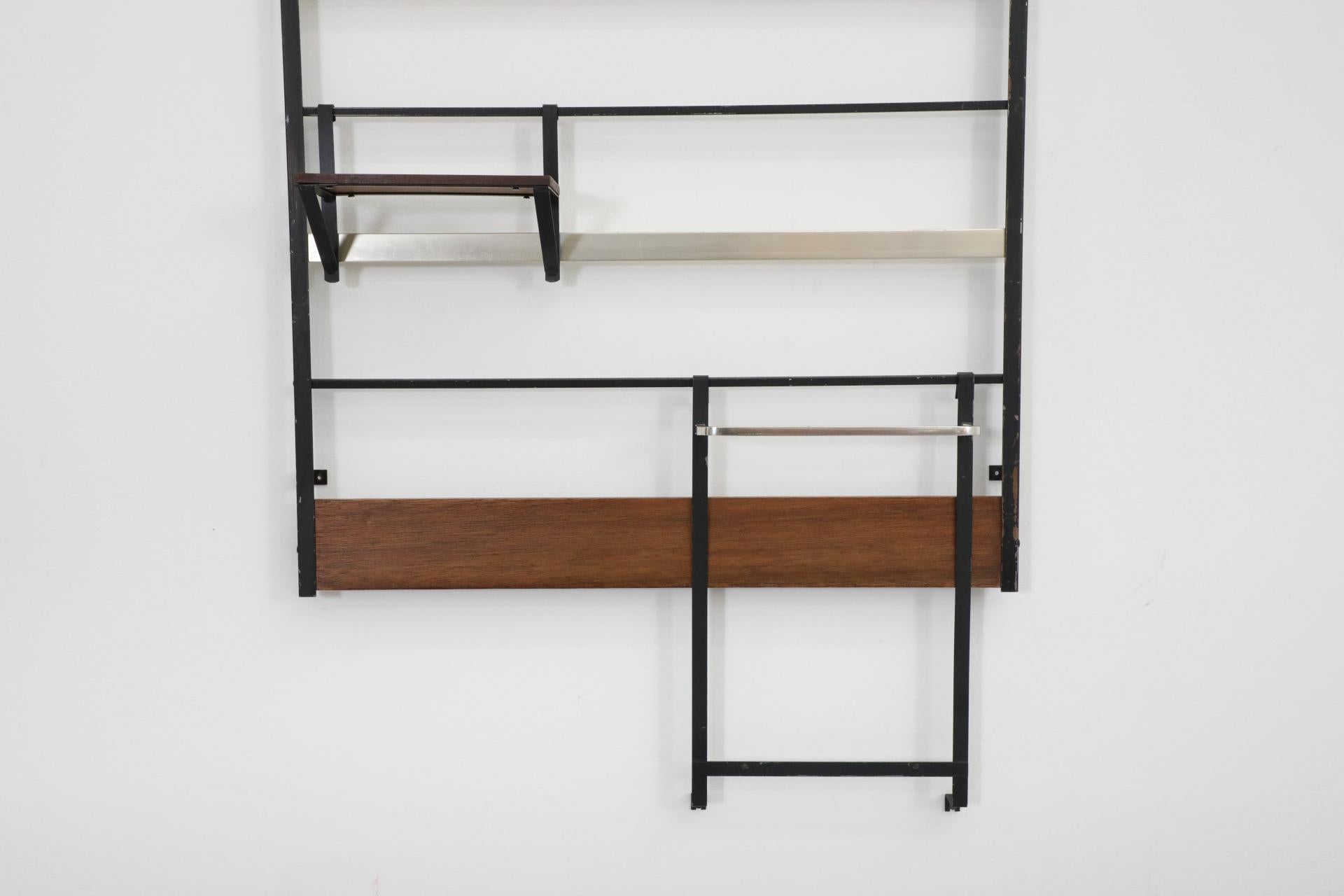 Perchero de pared de listones de teca de mediados de siglo con ganchos de alambre esmaltado en negro en venta 2