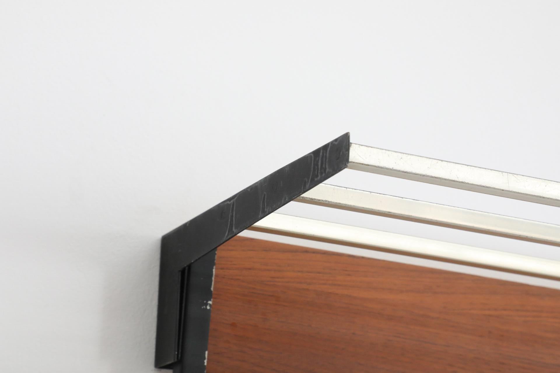 Perchero de pared de listones de teca de mediados de siglo con ganchos de alambre esmaltado en negro en venta 3