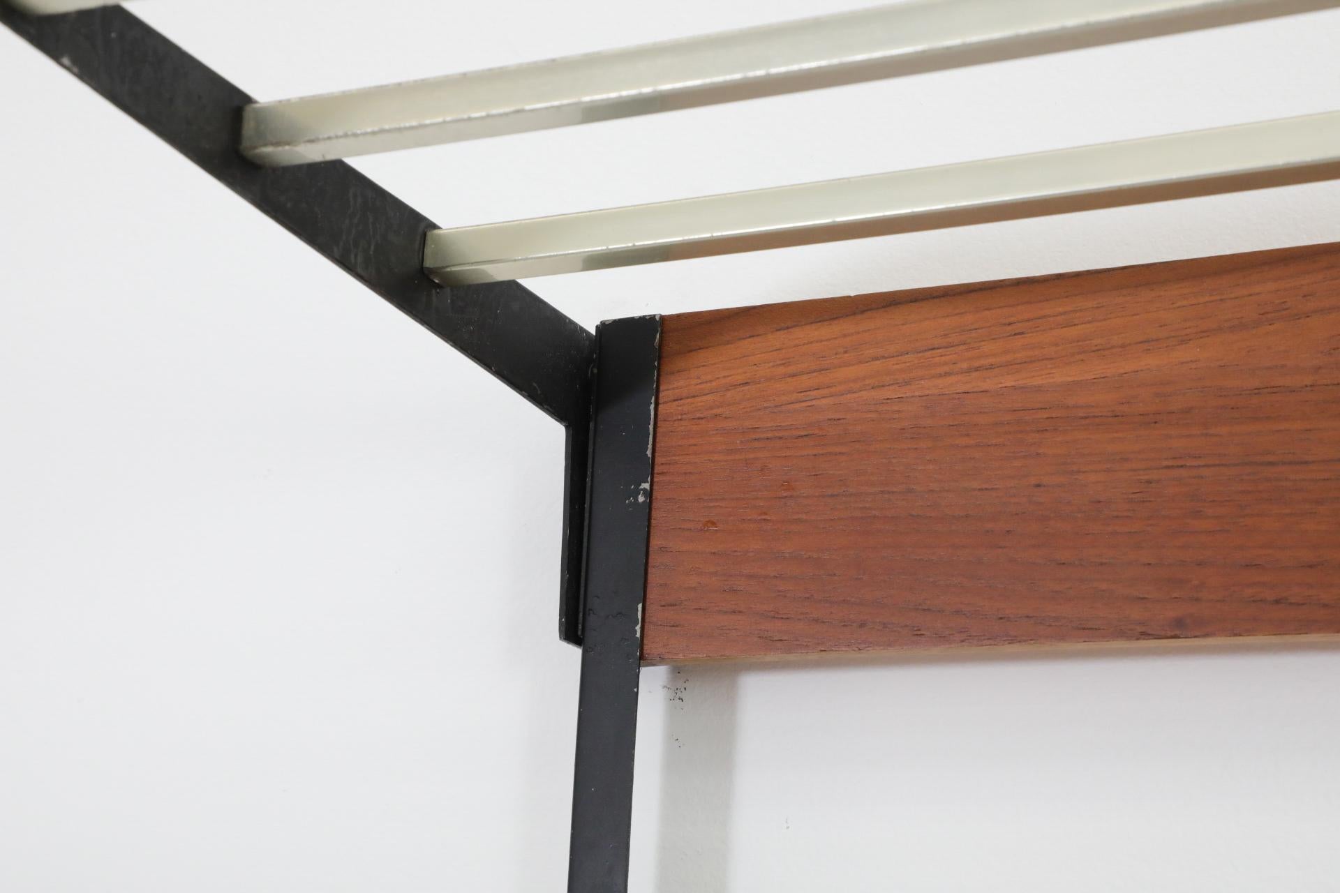 Perchero de pared de listones de teca de mediados de siglo con ganchos de alambre esmaltado en negro en venta 4