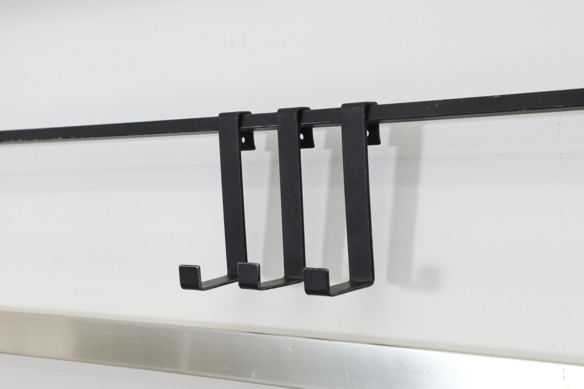 Perchero de pared de listones de teca de mediados de siglo con ganchos de alambre esmaltado en negro en venta 5