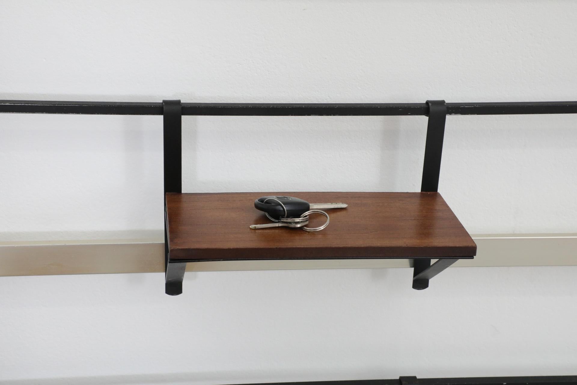 Perchero de pared de listones de teca de mediados de siglo con ganchos de alambre esmaltado en negro en venta 7