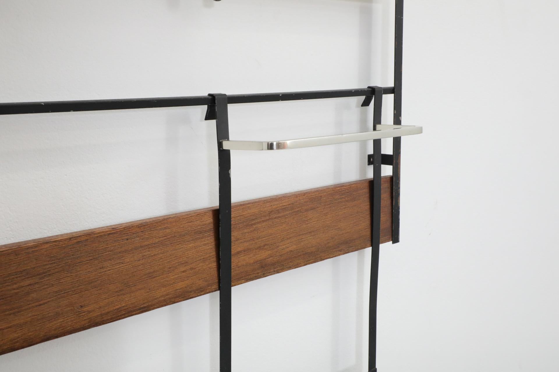 Perchero de pared de listones de teca de mediados de siglo con ganchos de alambre esmaltado en negro en venta 8