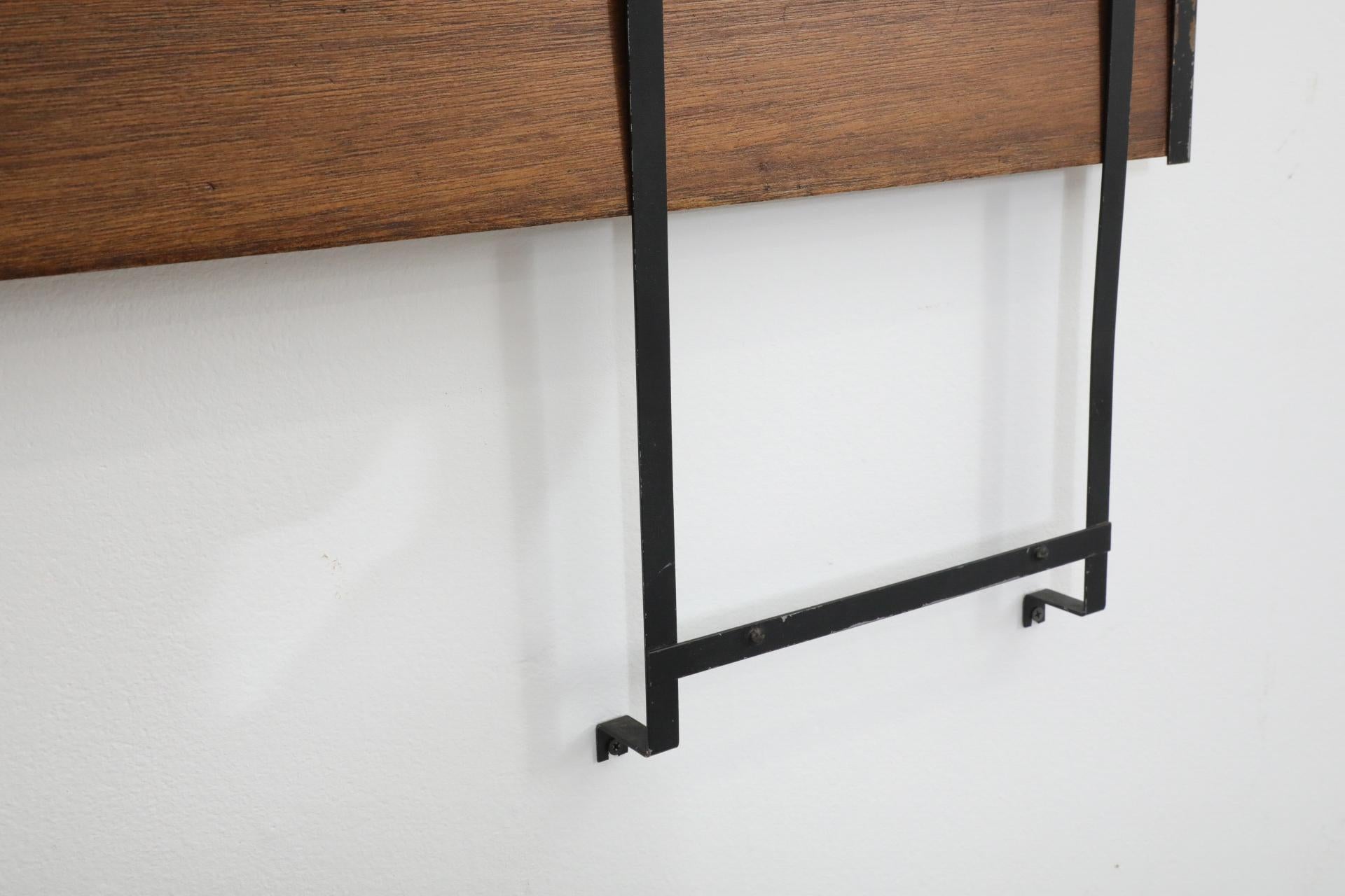 Perchero de pared de listones de teca de mediados de siglo con ganchos de alambre esmaltado en negro en venta 9