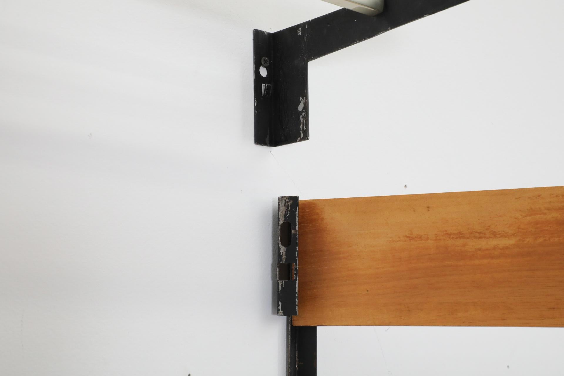 Perchero de pared de listones de teca de mediados de siglo con ganchos de alambre esmaltado en negro en venta 10