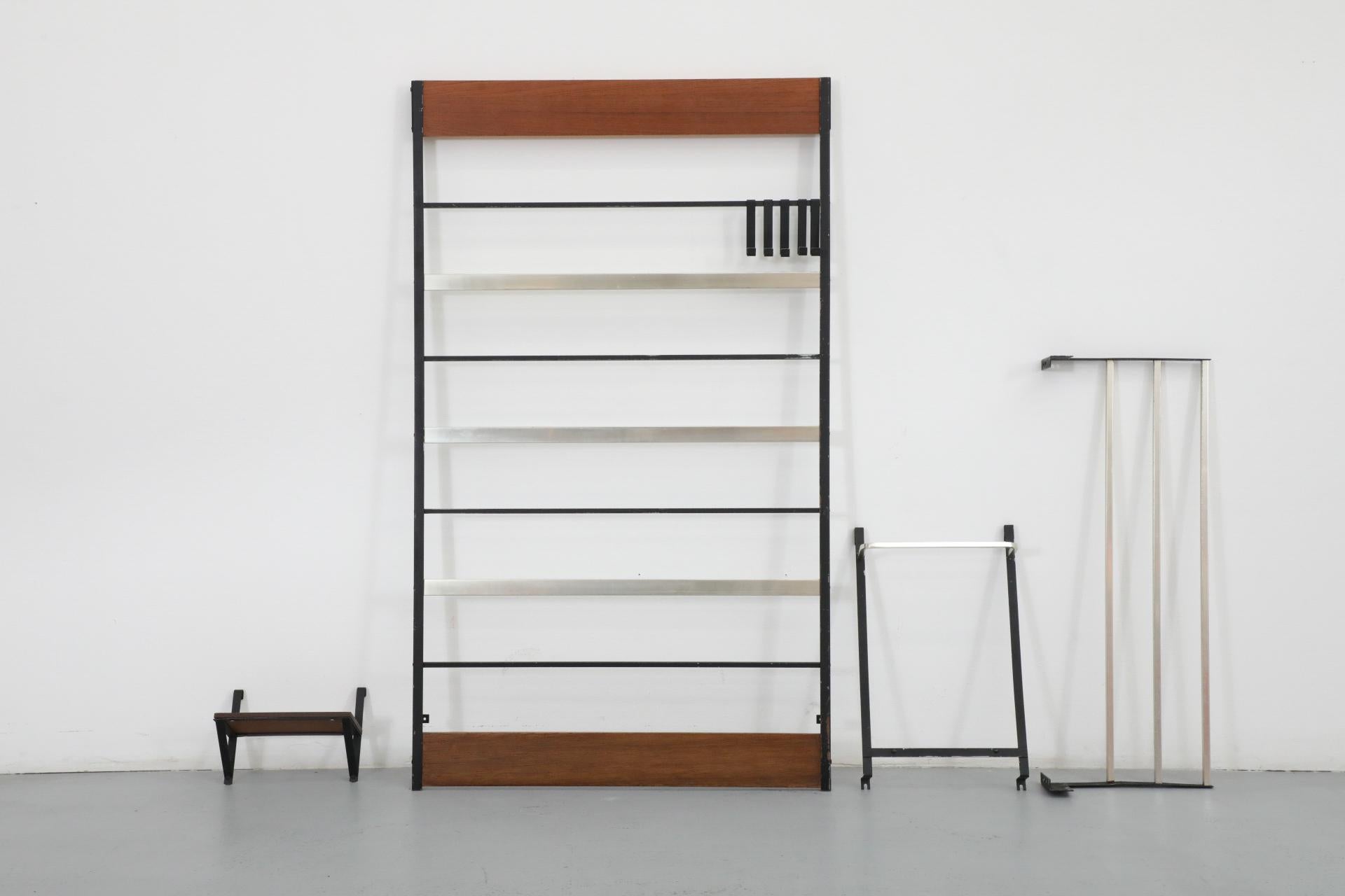 Perchero de pared de listones de teca de mediados de siglo con ganchos de alambre esmaltado en negro en venta 12