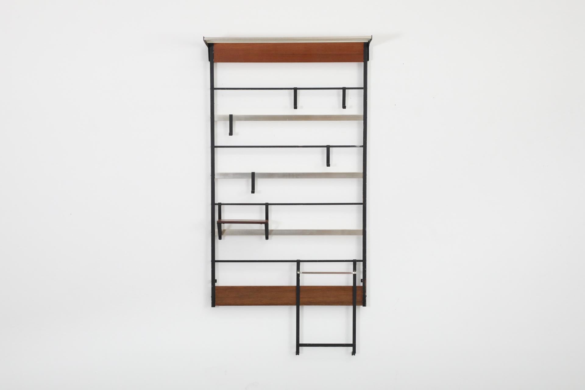 Perchero de pared de listones de teca de mediados de siglo con ganchos de alambre esmaltado en negro Moderno de mediados de siglo en venta
