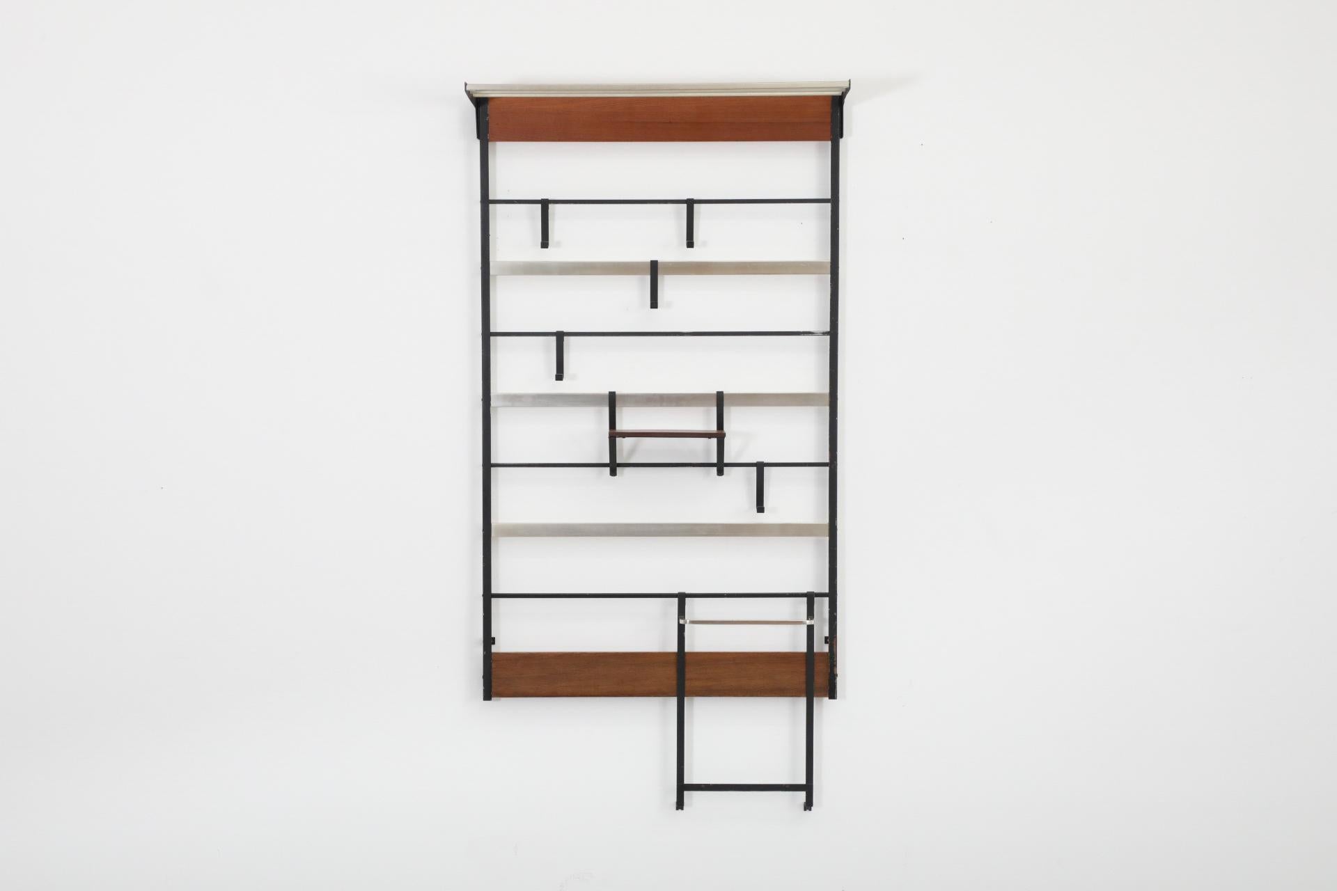 Perchero de pared de listones de teca de mediados de siglo con ganchos de alambre esmaltado en negro Holandés en venta