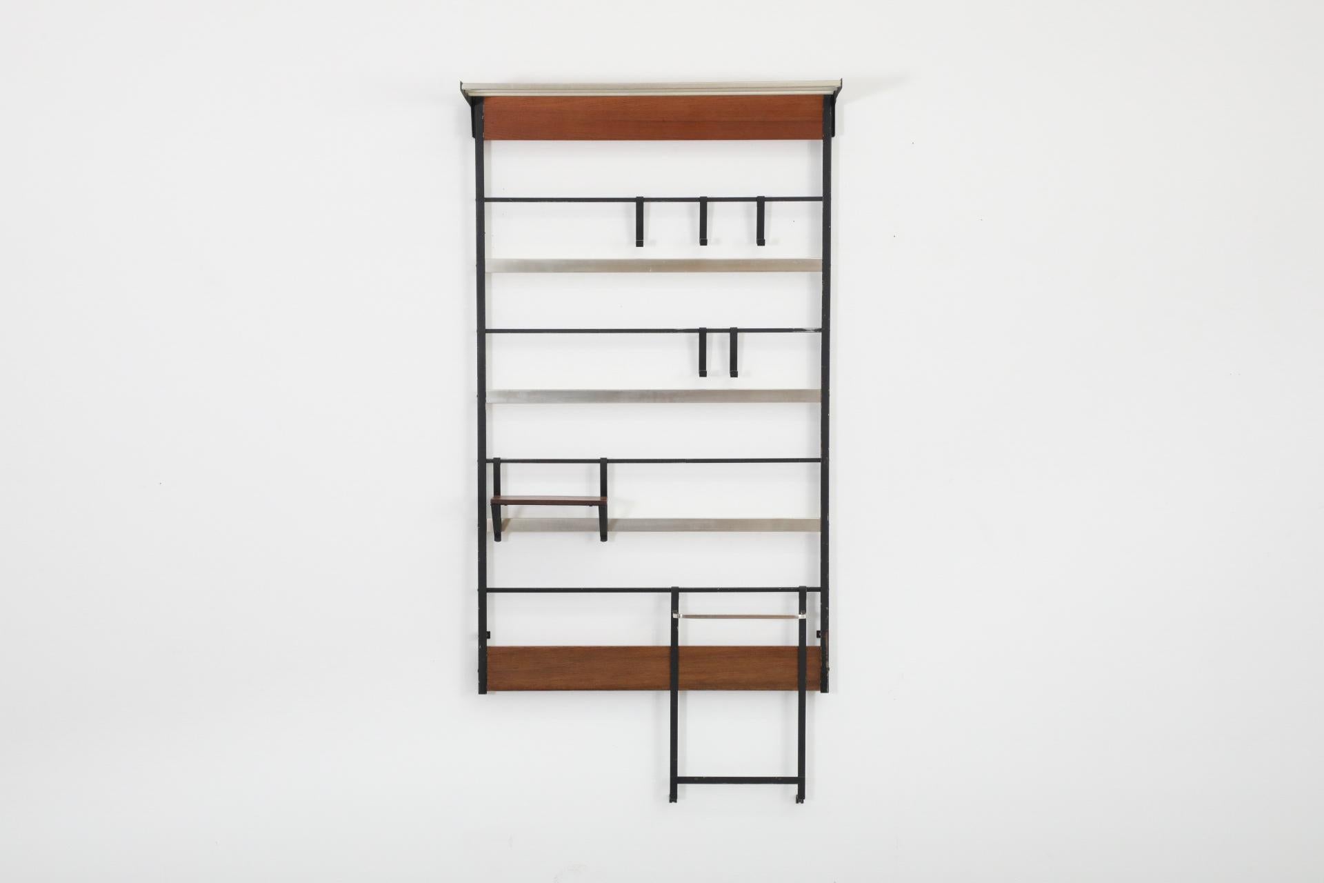 Perchero de pared de listones de teca de mediados de siglo con ganchos de alambre esmaltado en negro Esmaltado en venta