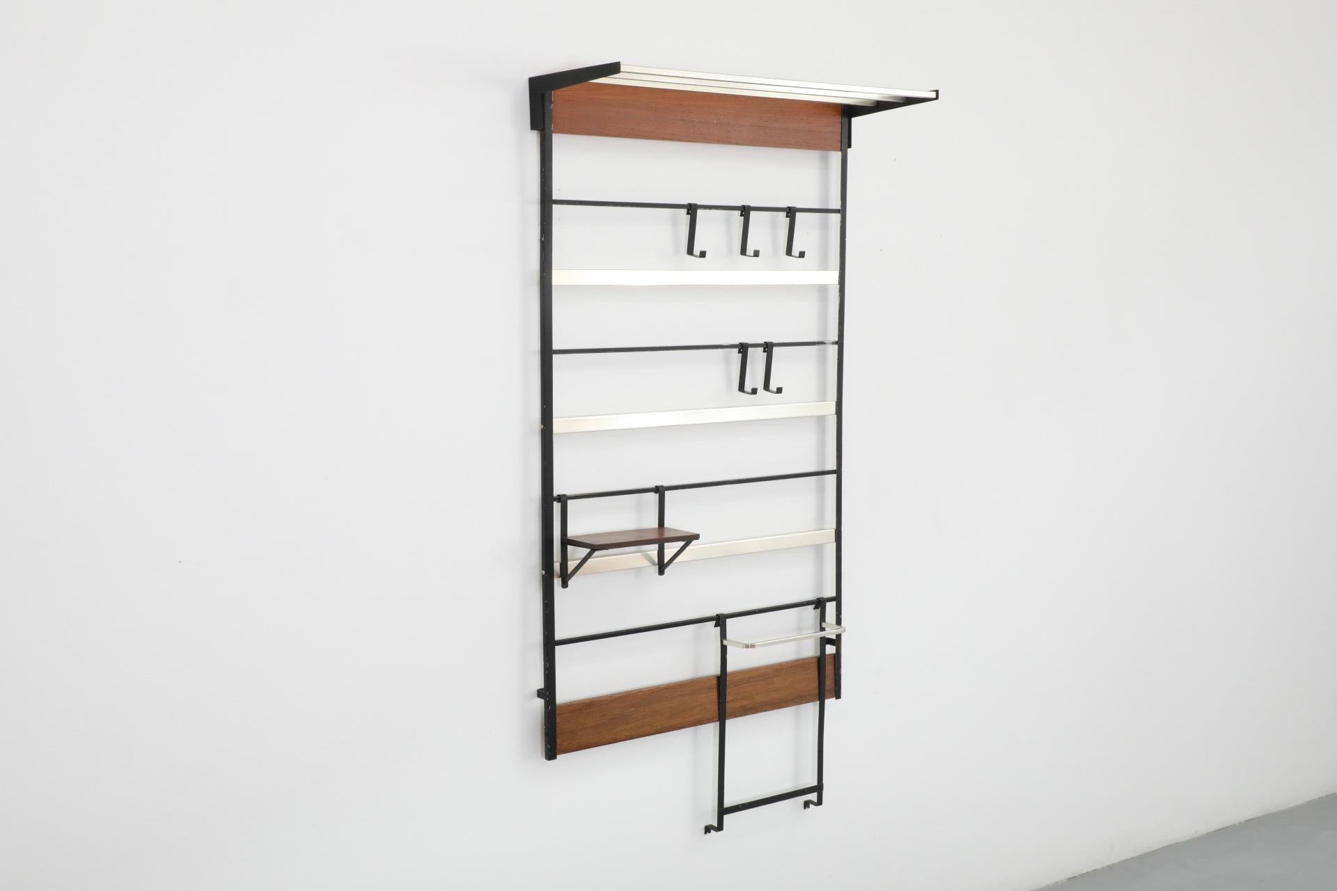 Perchero de pared de listones de teca de mediados de siglo con ganchos de alambre esmaltado en negro en Bueno estado para la venta en Los Angeles, CA