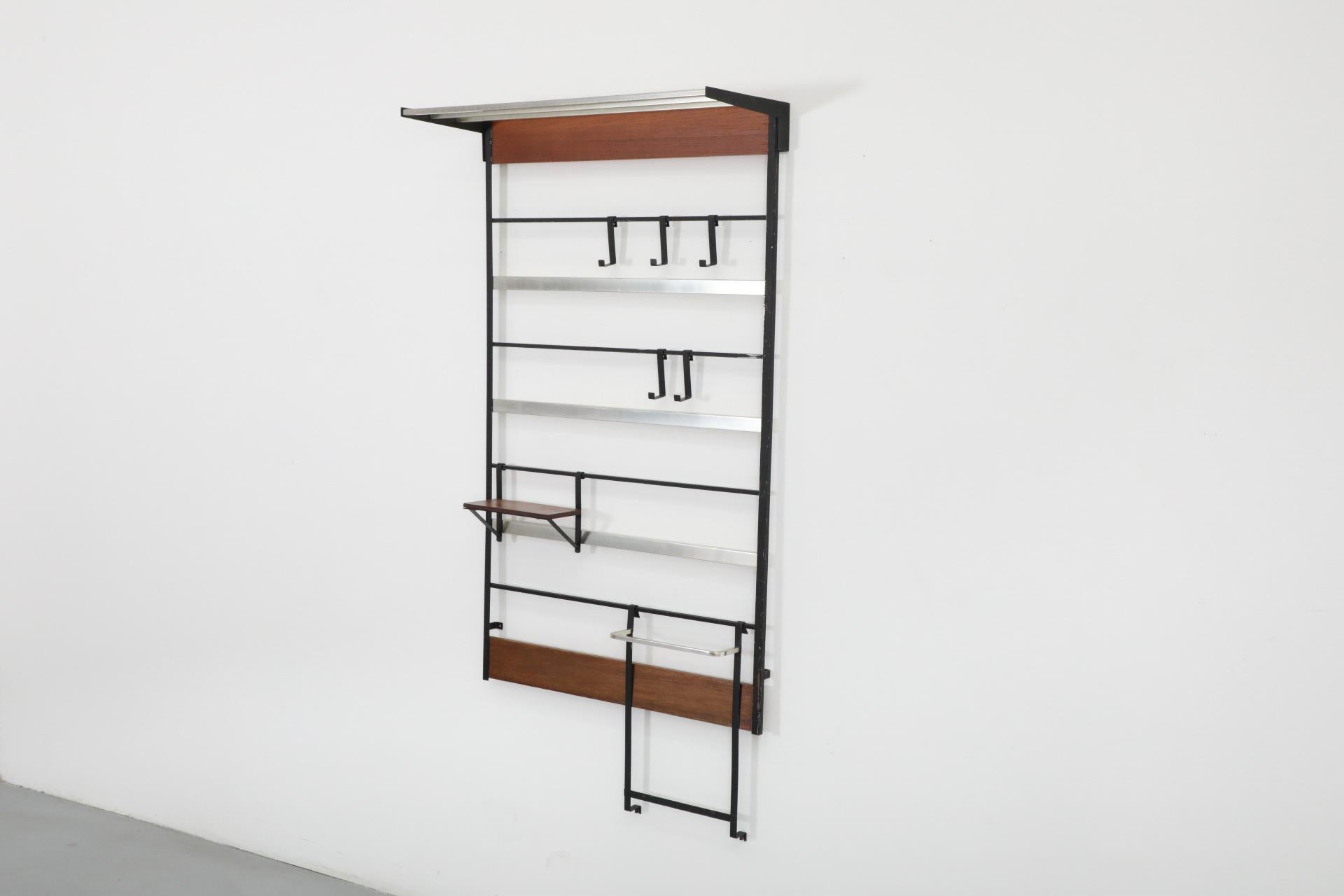 Perchero de pared de listones de teca de mediados de siglo con ganchos de alambre esmaltado en negro siglo XX en venta