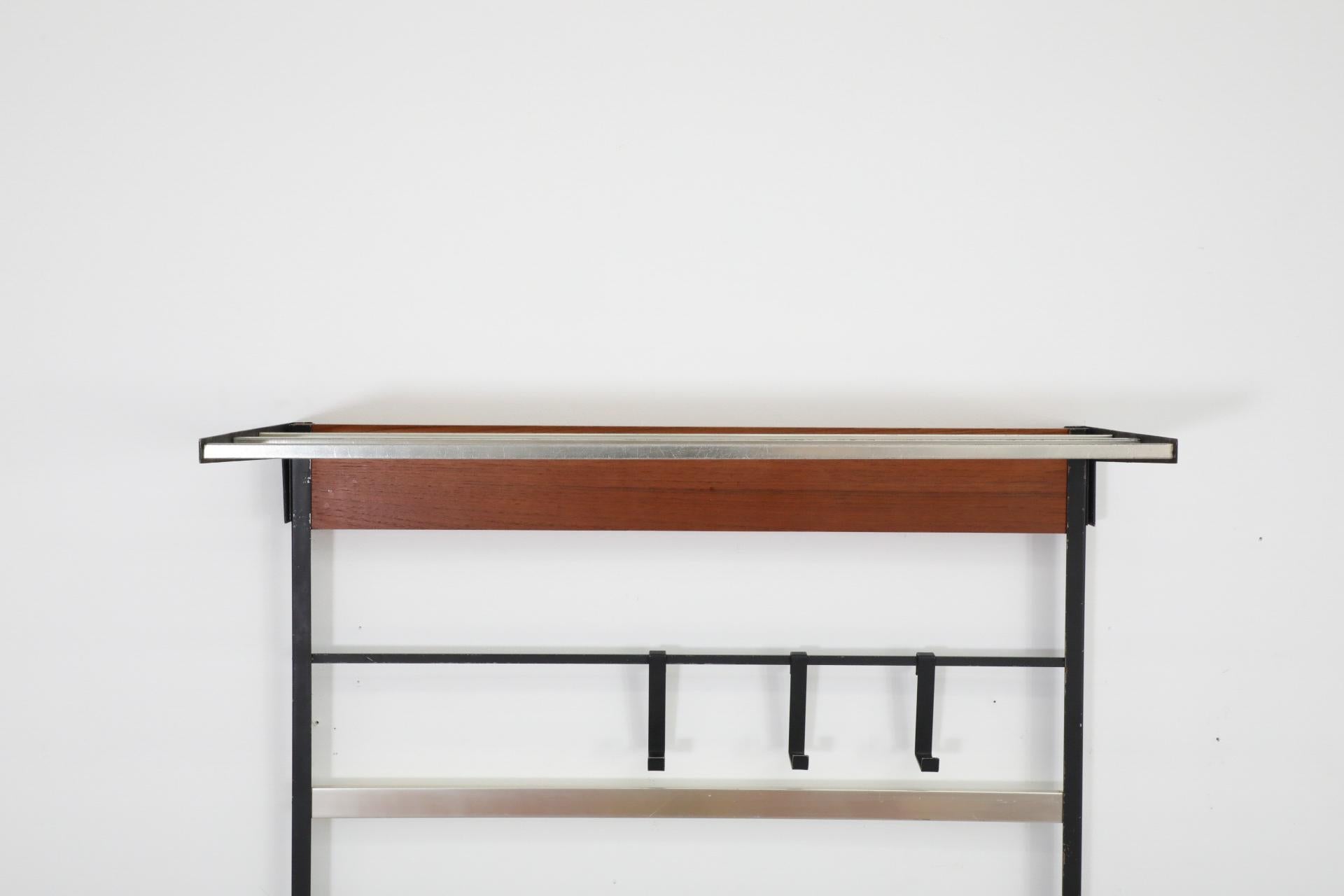 Perchero de pared de listones de teca de mediados de siglo con ganchos de alambre esmaltado en negro Alambre en venta