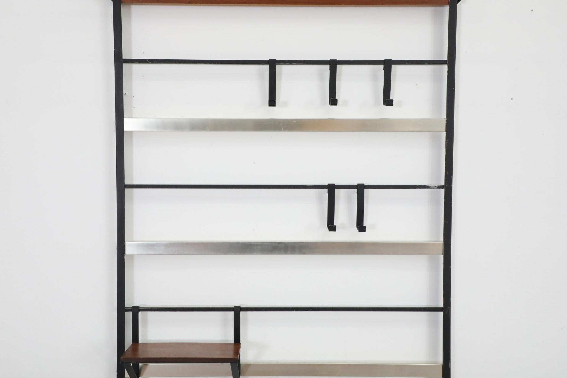 Perchero de pared de listones de teca de mediados de siglo con ganchos de alambre esmaltado en negro en venta 1