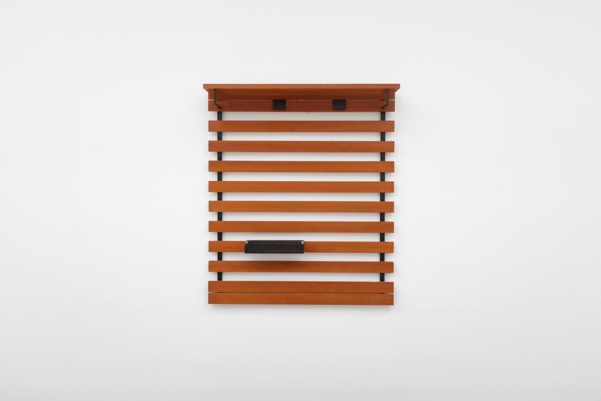Mid-Century Teak Slatted Wall Mount Coat Rack with Upper Shelf, Hooks & Key Tray In Good Condition For Sale In Los Angeles, CA