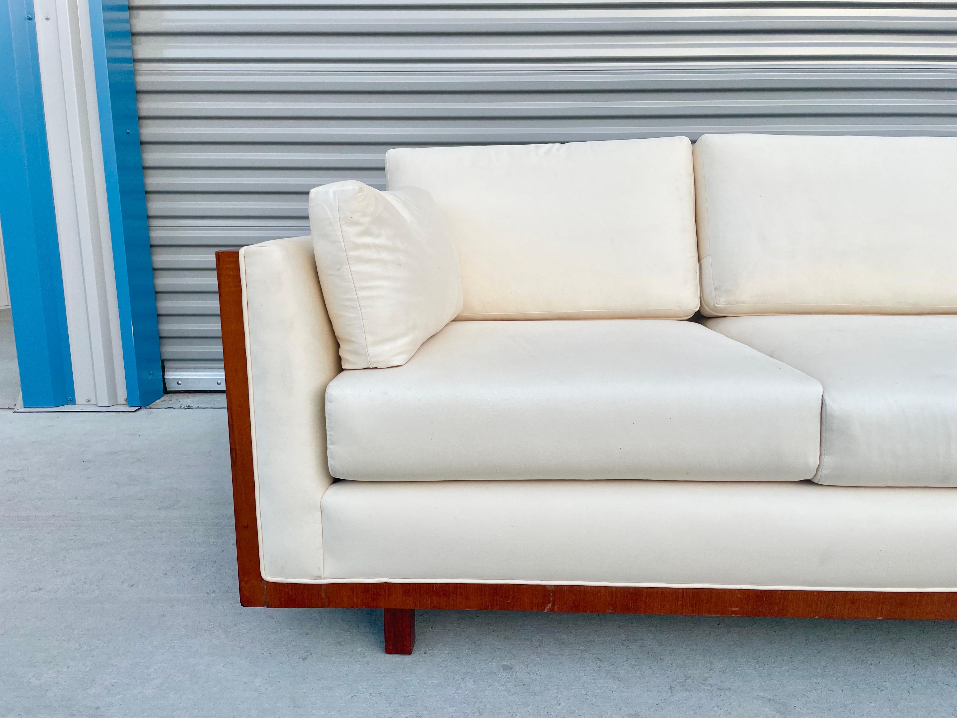 Mid-Century Modern Canapé en teck du milieu du siècle dans le style de Milo Baughman en vente