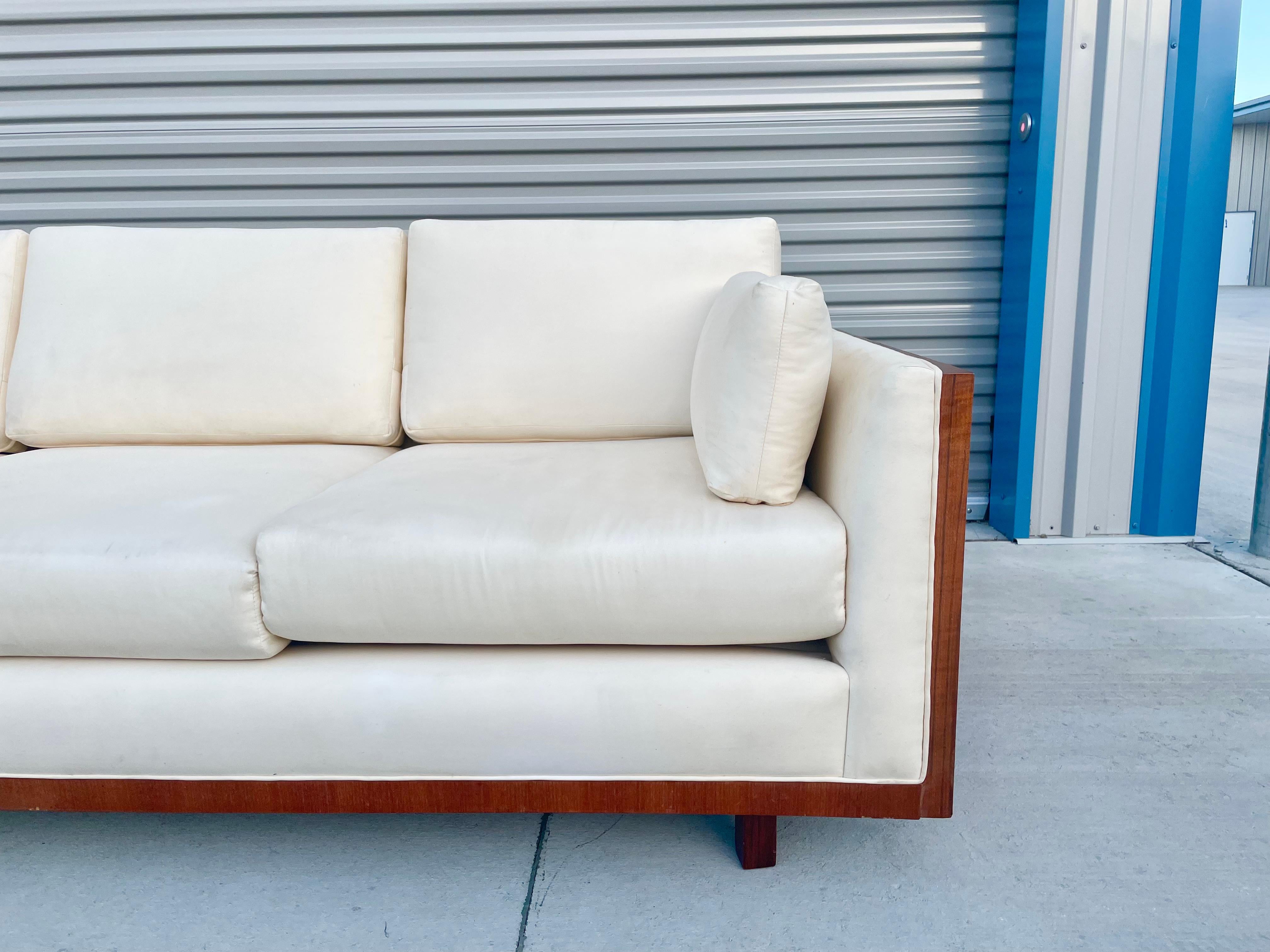 Canapé en teck du milieu du siècle dans le style de Milo Baughman État moyen - En vente à North Hollywood, CA