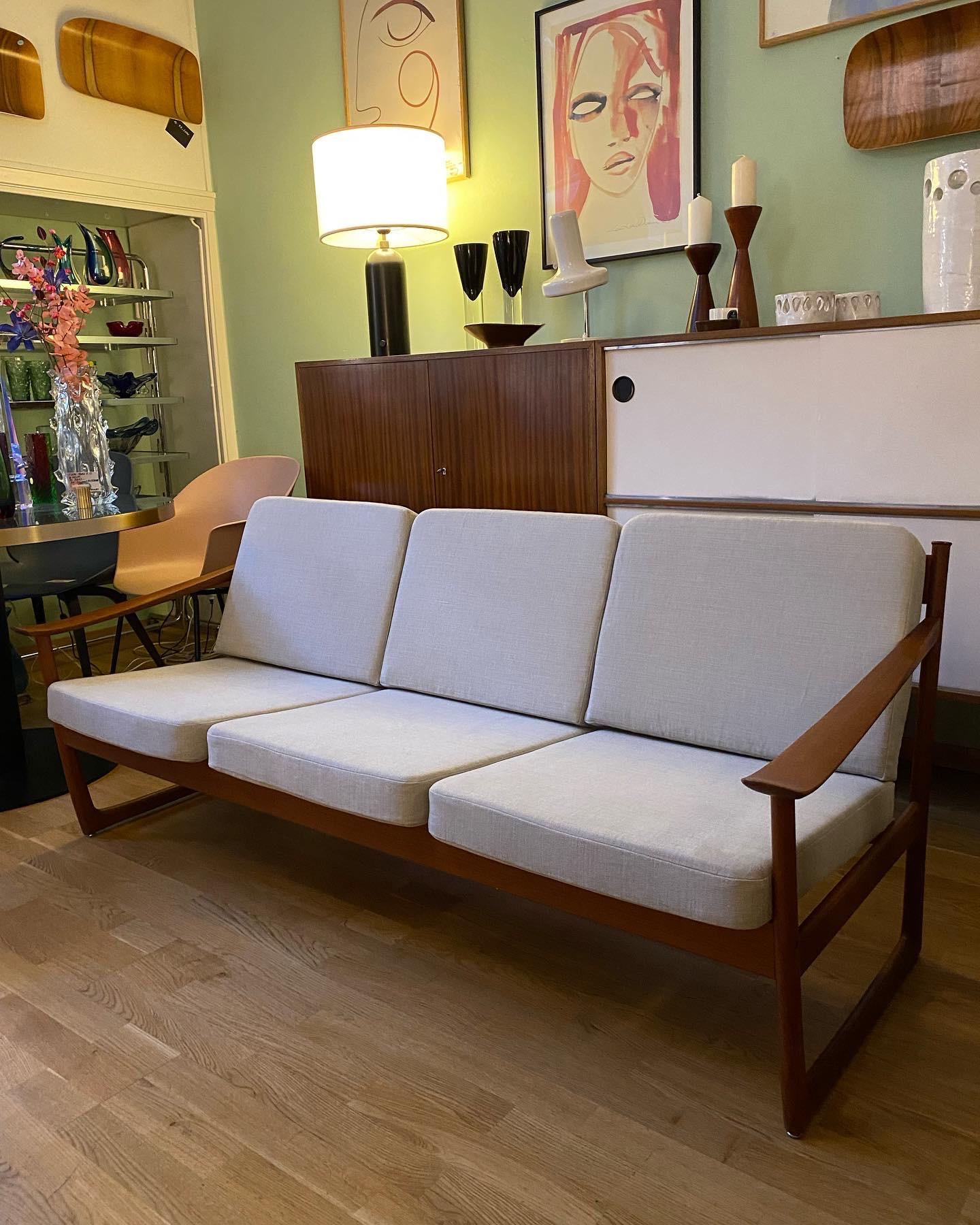Vintage midcentury teak sofa by Peter Hvidt for France & Søn.


Beautiful and restored sofa by Peter Hvidt for France & Son, Denmark, 60s in solid teak. A wonderful rarity. The seat and back cushions have been re-covered with fabric (63% Cotton /