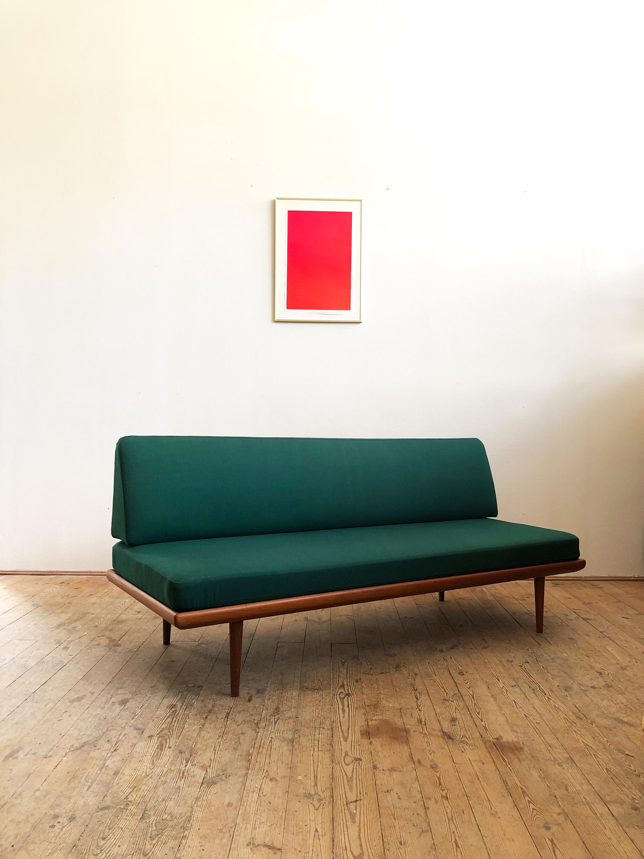 Minimalistisches sofa aus Teakholz von Peter Hvidt und Orla Mølgaard Nielsen für France & Son.
Die Originalen Federkernpolster sind sehr bequem und liegen auf gummierten Spannfedern auf.
Das Rückenkissen wird durch einen Holzrahmen gestützt, der