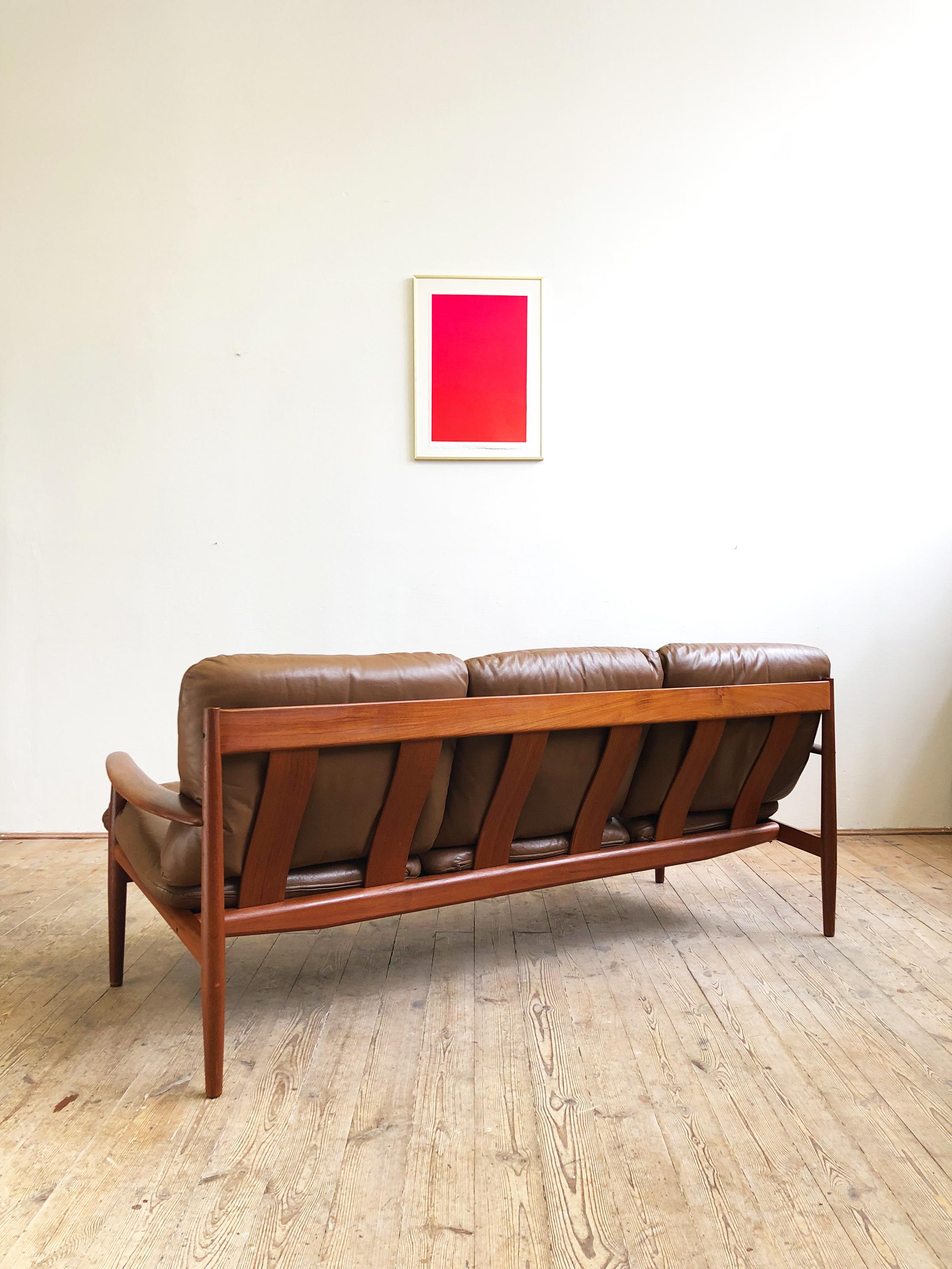 Midcentury Teak Sofa with Leather Cushions by Grete Jalk for Cado In Good Condition For Sale In Munich, Bavaria