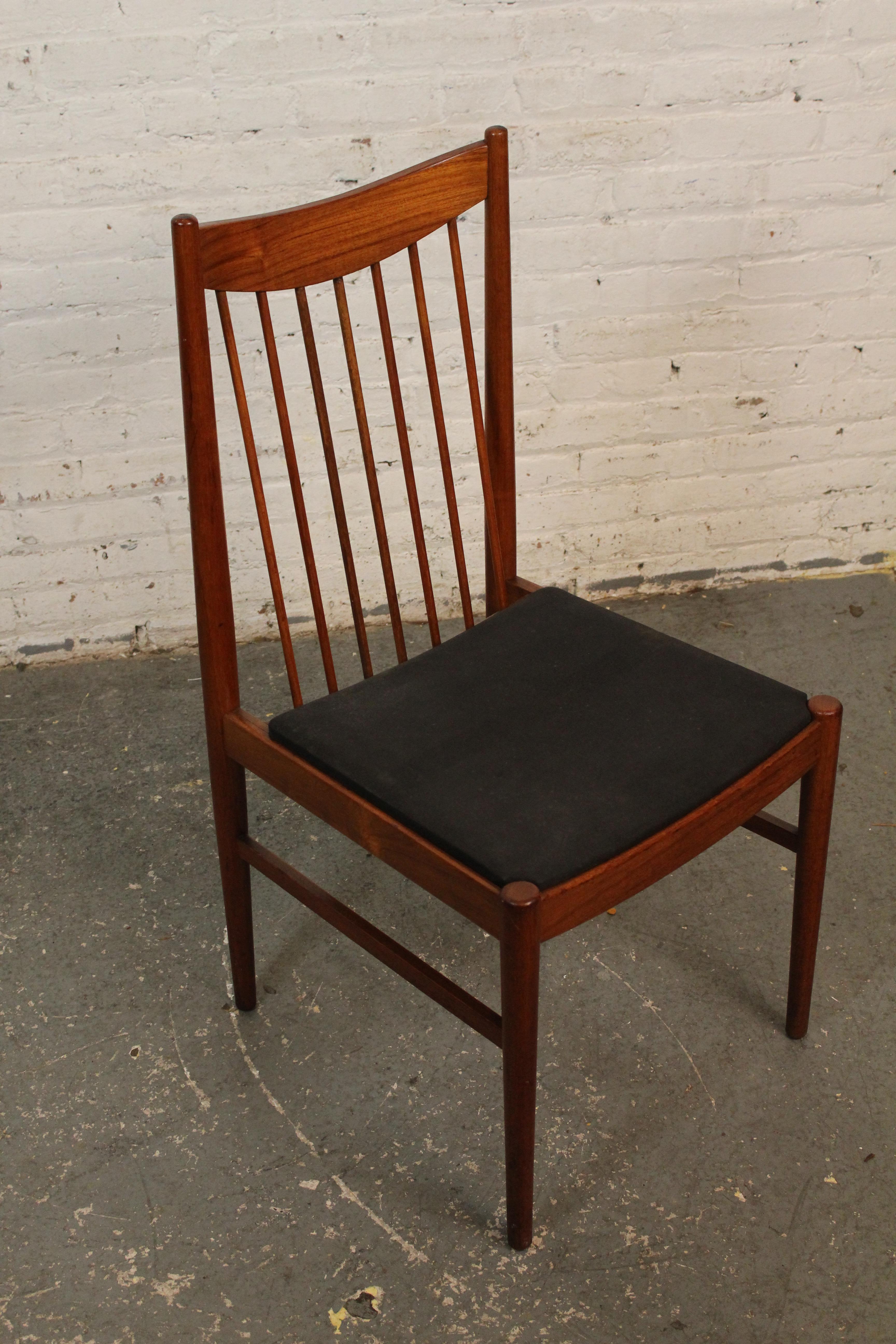 Chaises à fuseaux en teck du milieu du siècle dernier d'Arne Vodder pour Sibast Denmark en vente 9