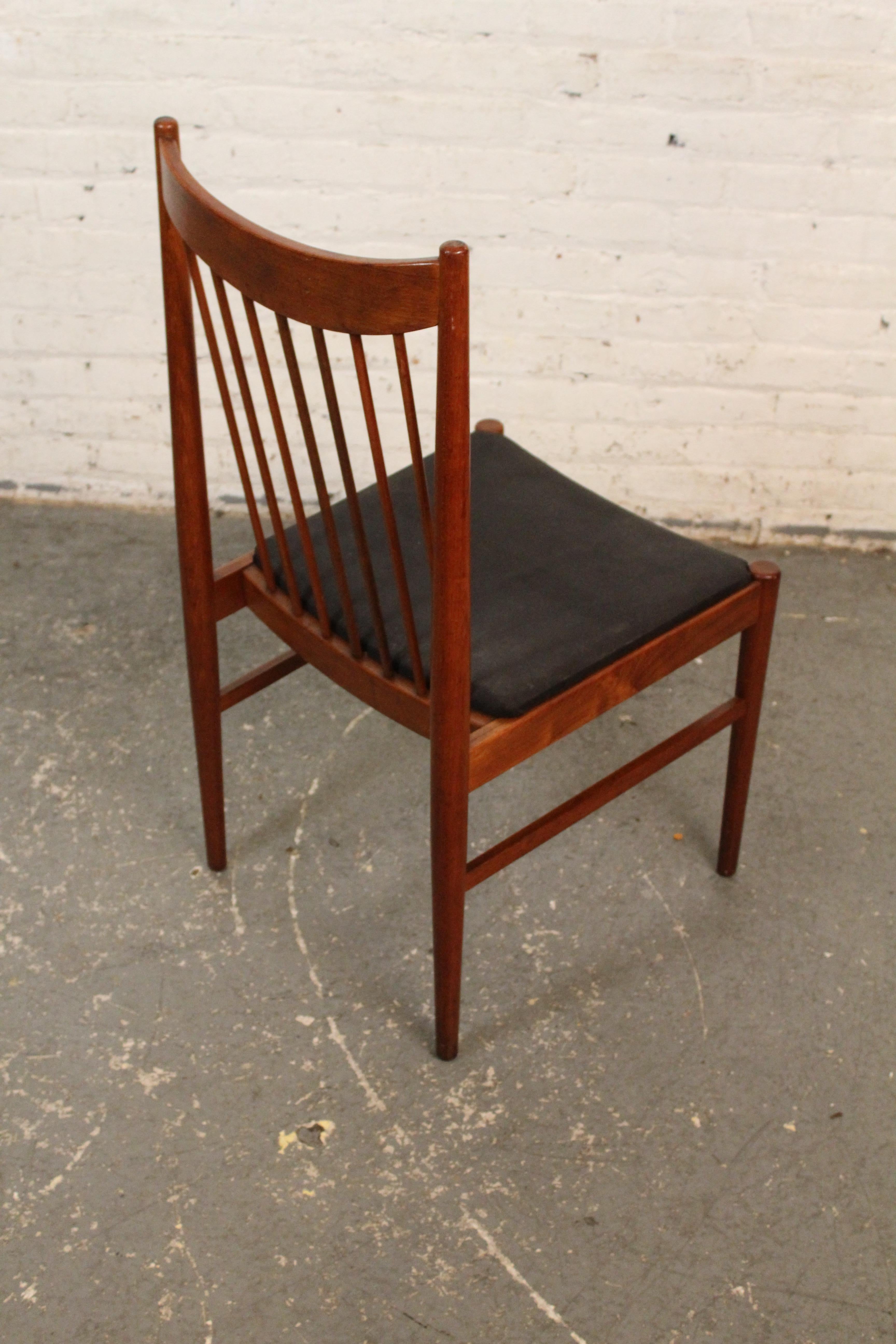 Chaises à fuseaux en teck du milieu du siècle dernier d'Arne Vodder pour Sibast Denmark en vente 10
