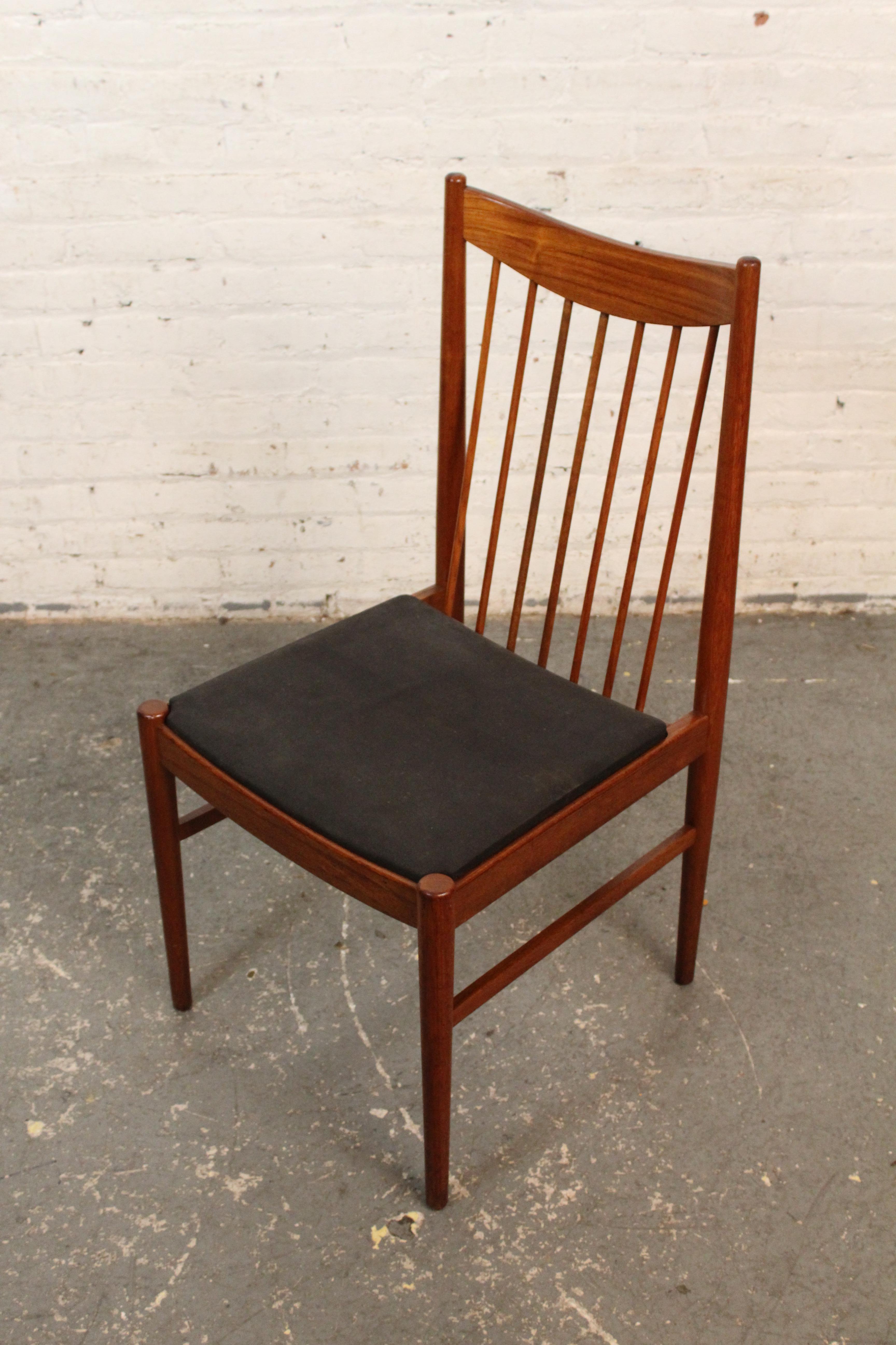 Chaises à fuseaux en teck du milieu du siècle dernier d'Arne Vodder pour Sibast Denmark en vente 11