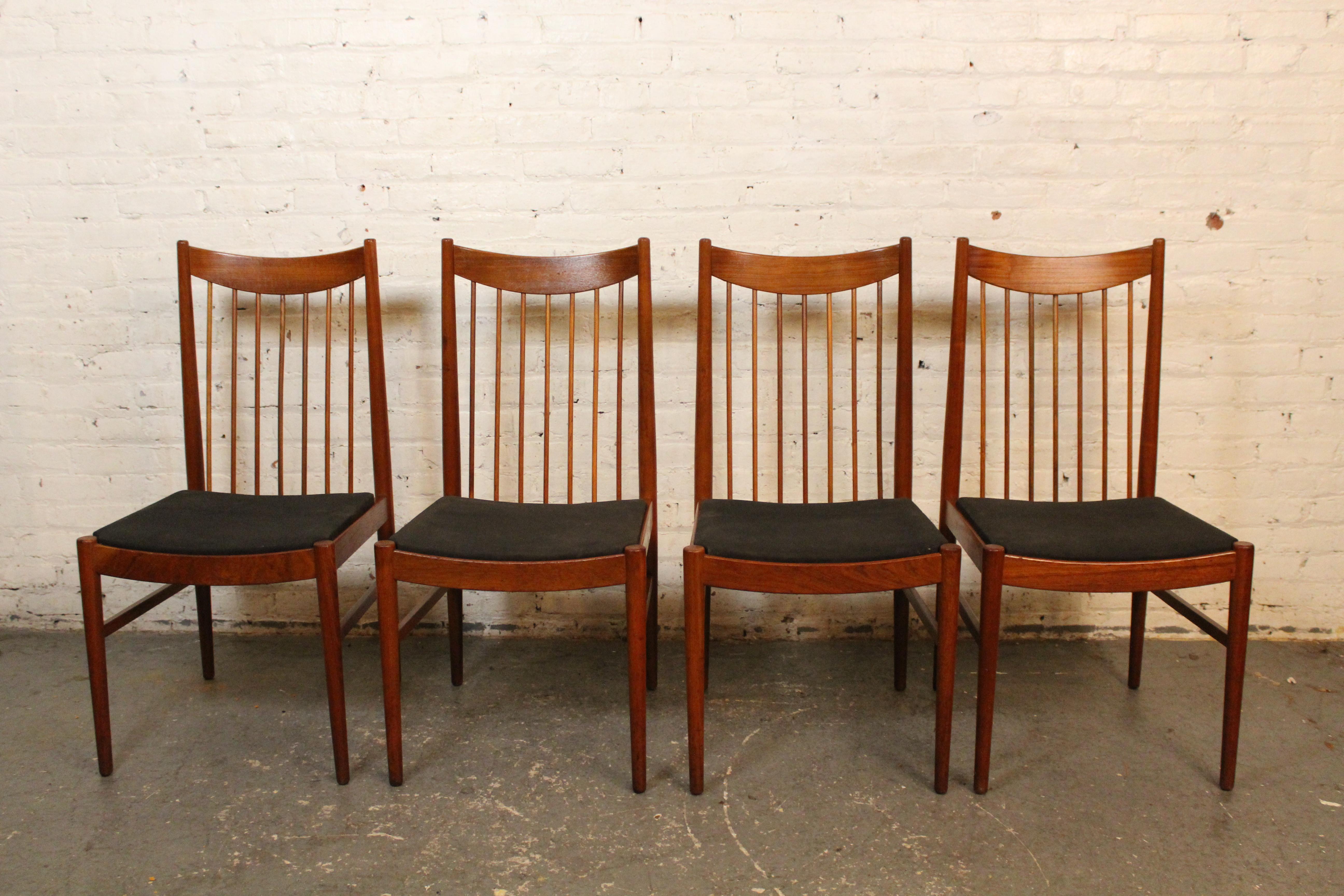 Ce quatuor de chaises de salle à manger en teck, conçu par Arne Vodder et produit par Sibast Furniture, témoigne de l'exquise qualité de fabrication du design danois moderne du milieu du siècle. Avec leur structure en teck massif et leur dossier en