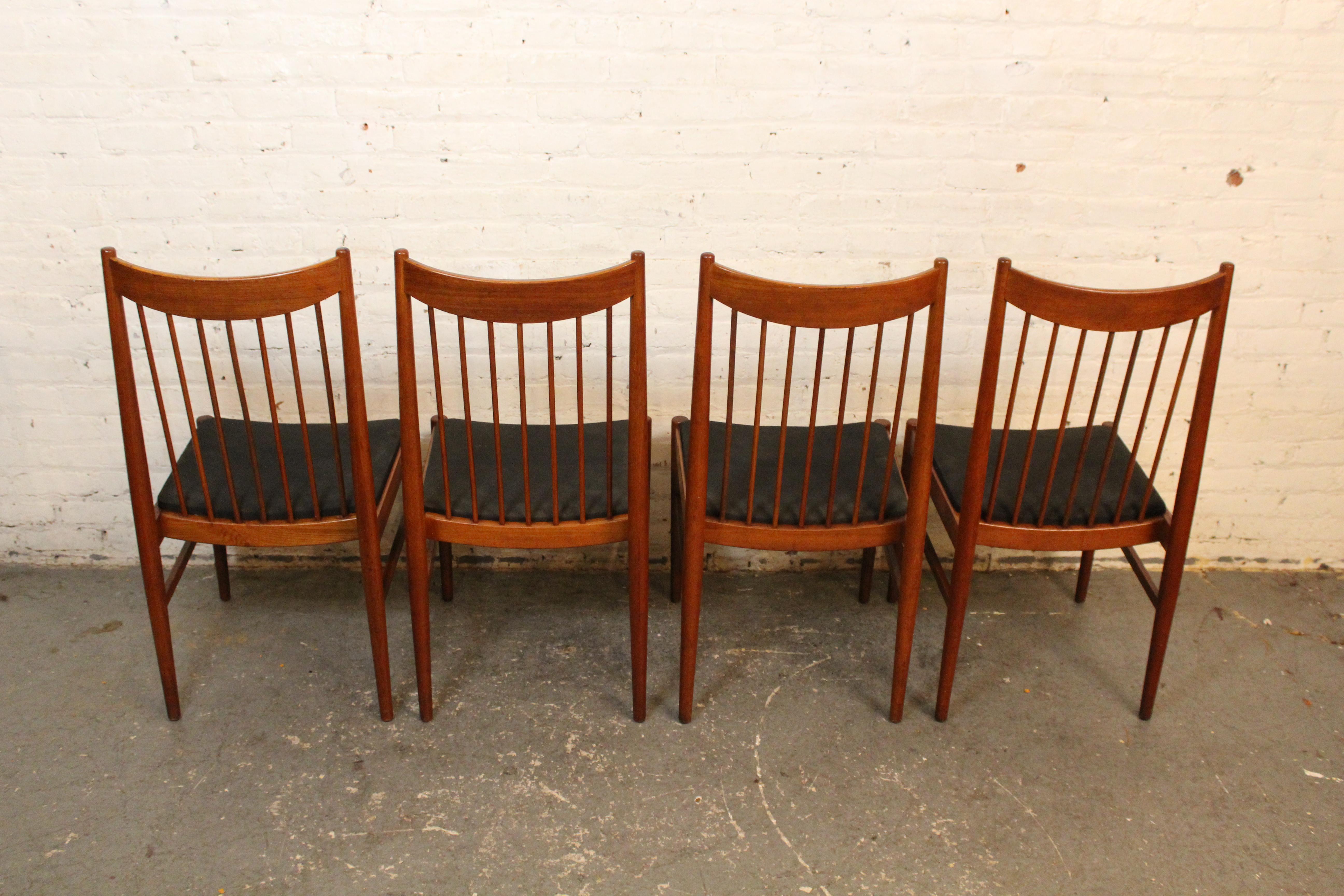 Danois Chaises à fuseaux en teck du milieu du siècle dernier d'Arne Vodder pour Sibast Denmark en vente