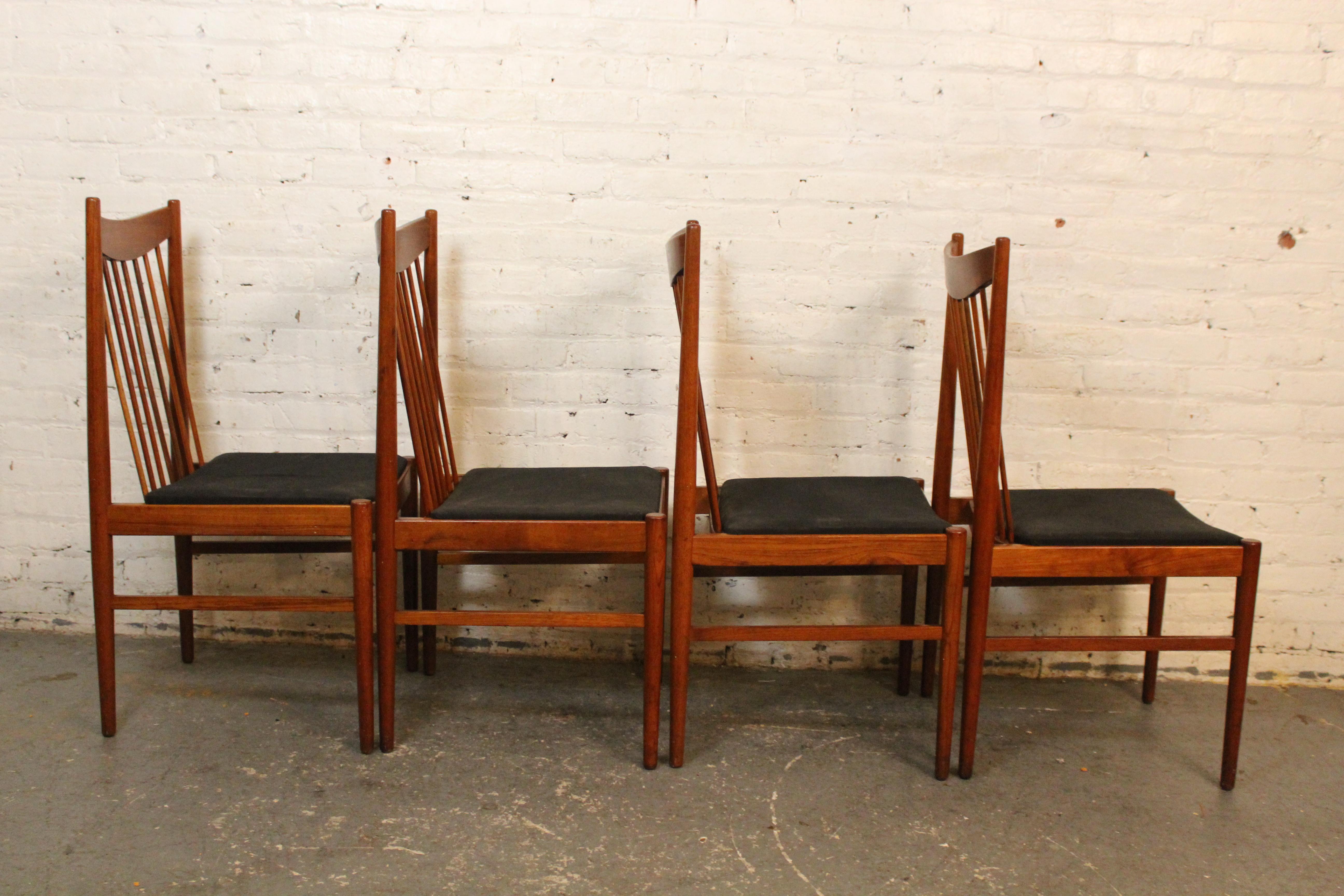 Tourné Chaises à fuseaux en teck du milieu du siècle dernier d'Arne Vodder pour Sibast Denmark en vente