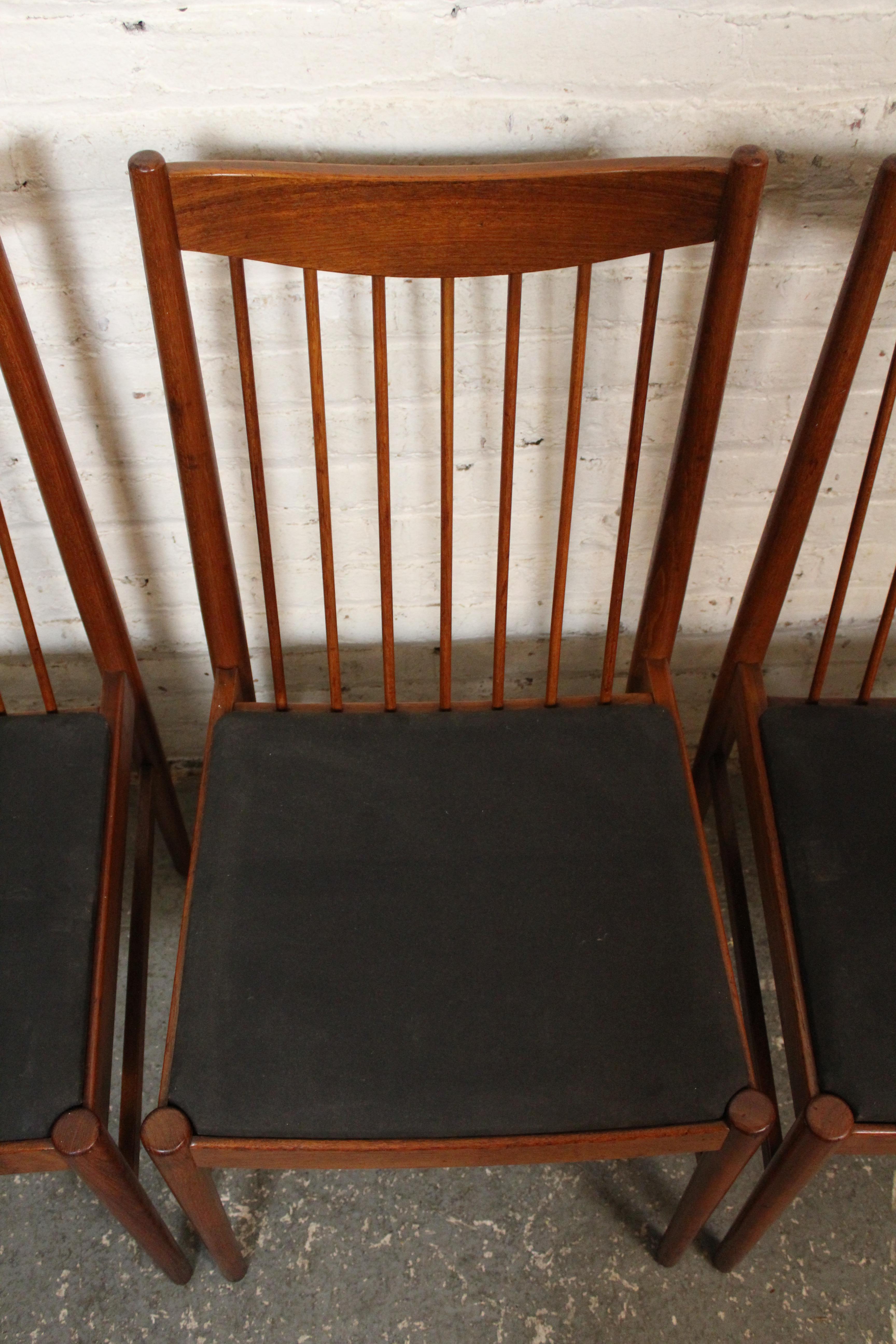 Tissu d'ameublement Chaises à fuseaux en teck du milieu du siècle dernier d'Arne Vodder pour Sibast Denmark en vente