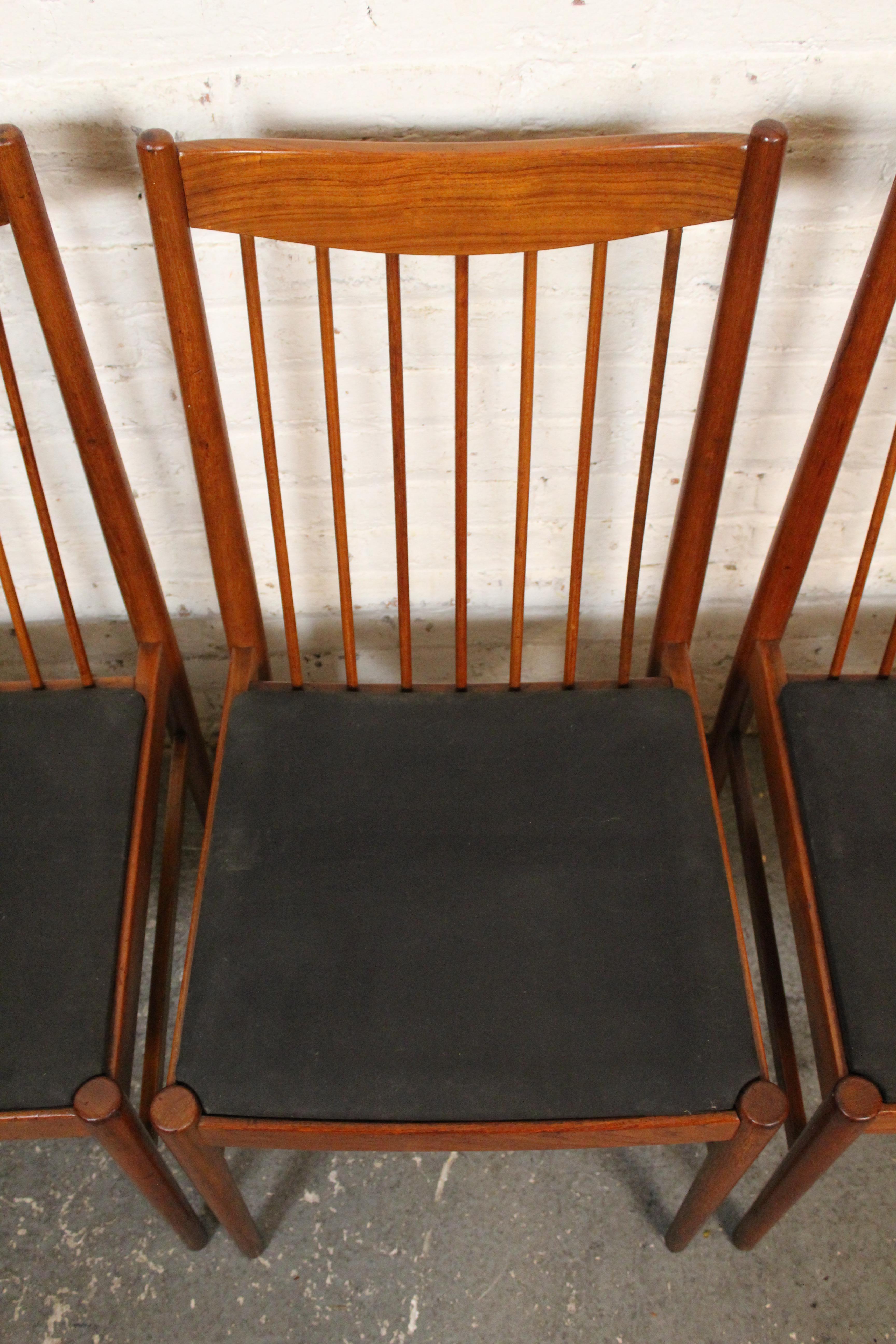 Chaises à fuseaux en teck du milieu du siècle dernier d'Arne Vodder pour Sibast Denmark en vente 1