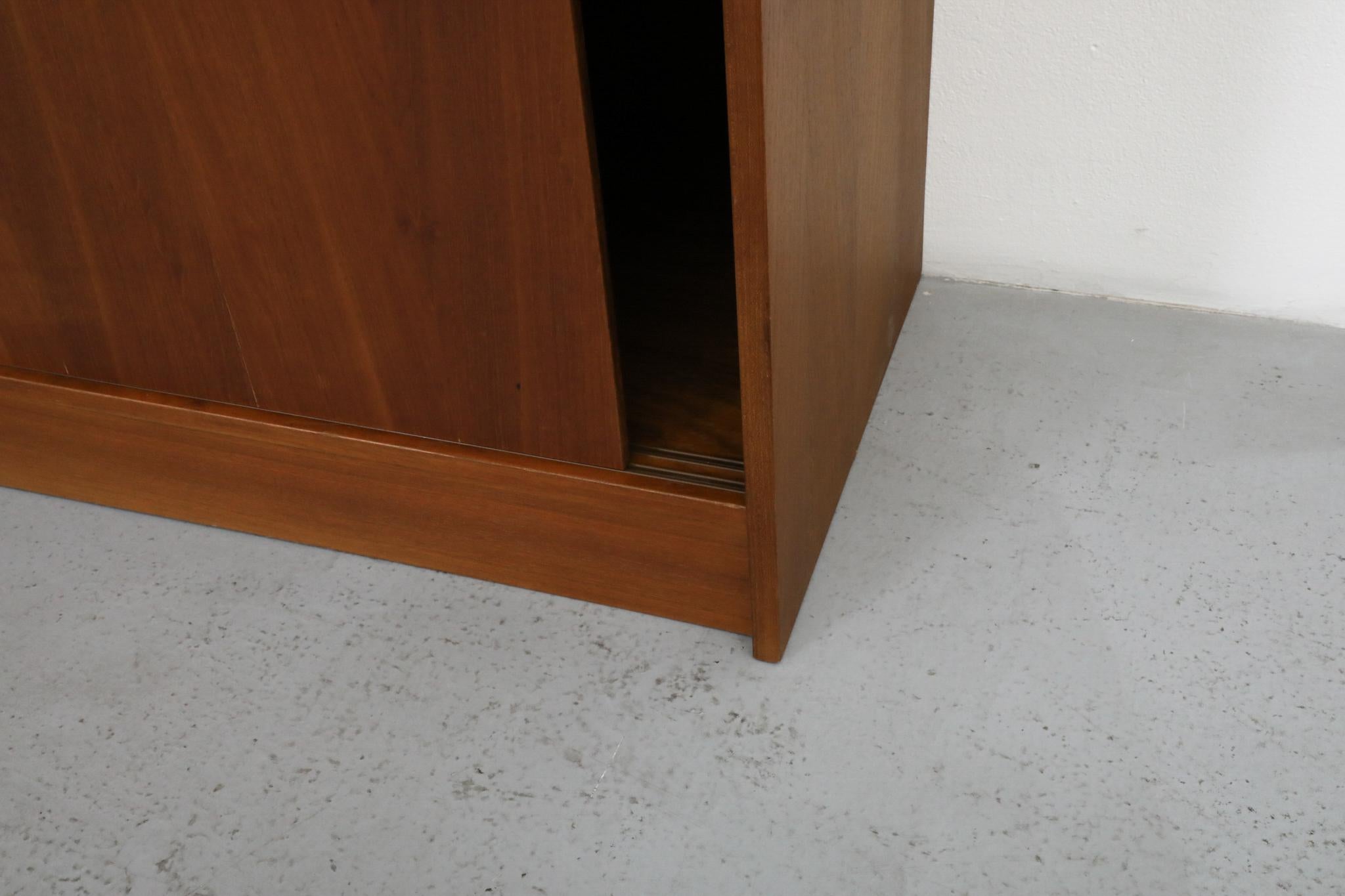 Stehendes Bücherregal aus Teakholz mit Schränken und Regalen aus der Jahrhundertmitte im Angebot 6