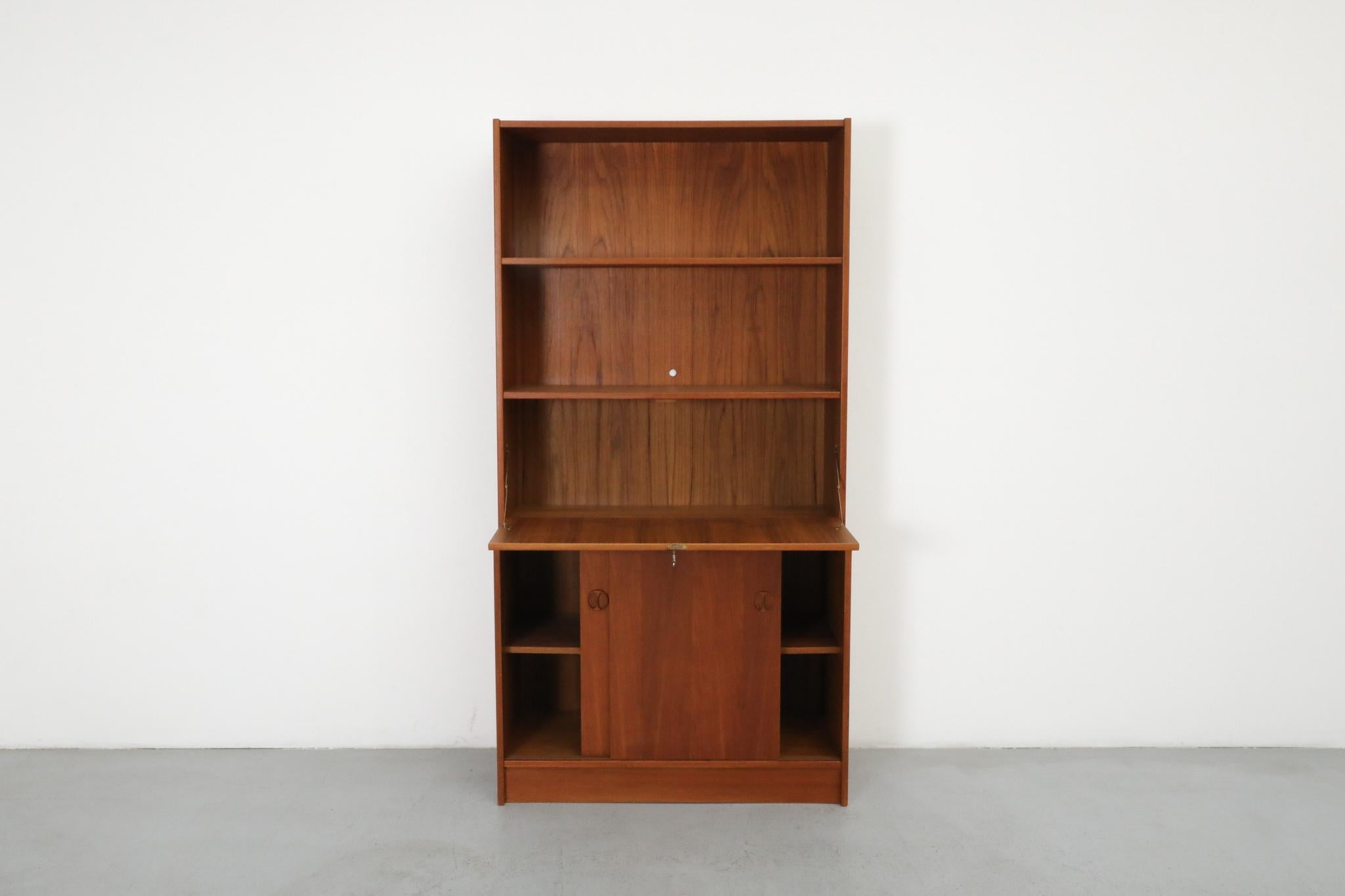 Mid-Century Modern Bibliothèque sur pied en teck du milieu du siècle avec armoires et étagères en vente