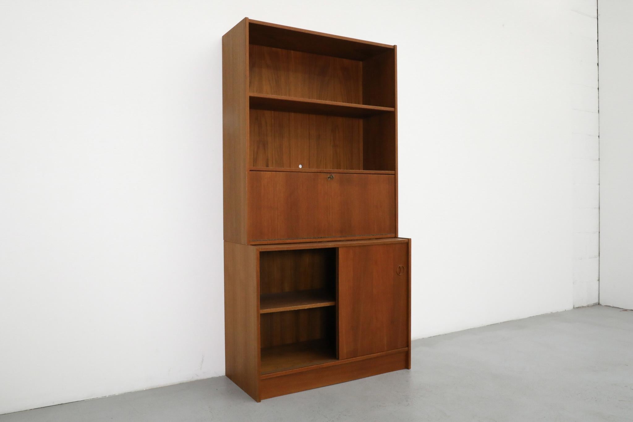 Stehendes Bücherregal aus Teakholz mit Schränken und Regalen aus der Jahrhundertmitte (Dänisch) im Angebot