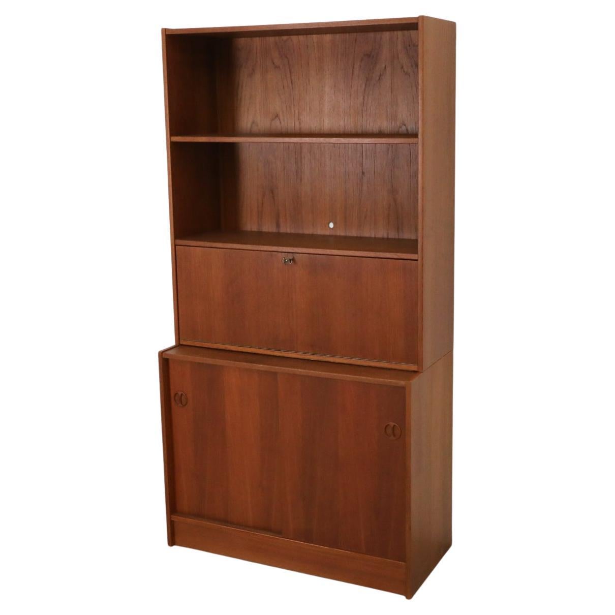 Libreria in piedi in teak del metà del secolo scorso con armadietti e scaffali