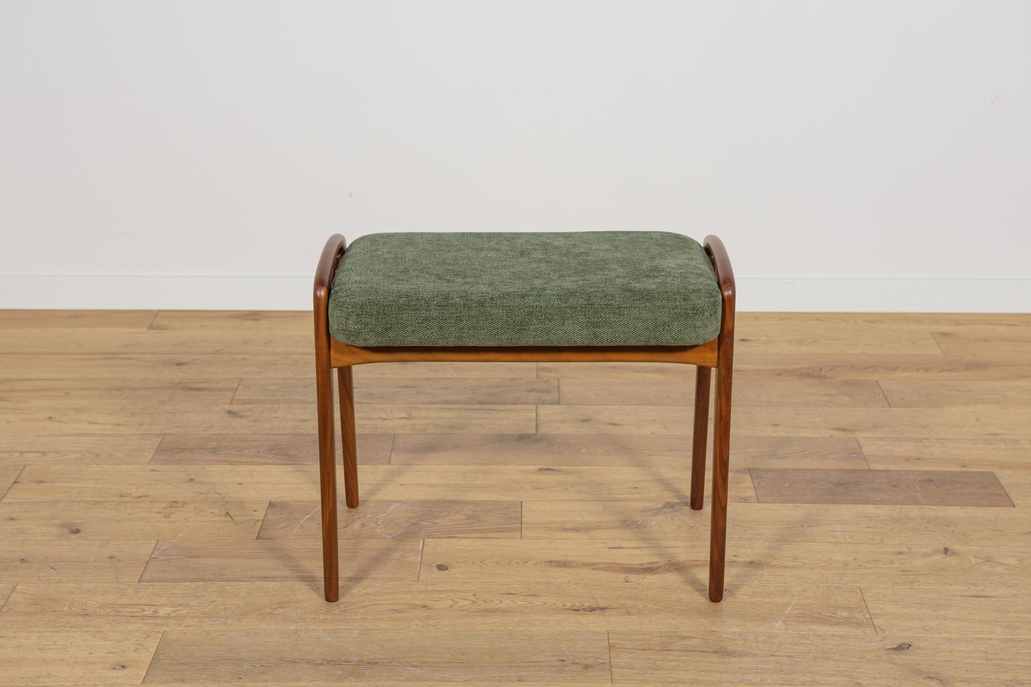 Uno sgabello realizzato in Danimarca negli anni '60. La struttura è realizzata in legno di teak con una forma organica unica, pulita dalle vecchie superfici e rifinita con olio danese di alta qualità. Gli interni della tappezzeria sono stati
