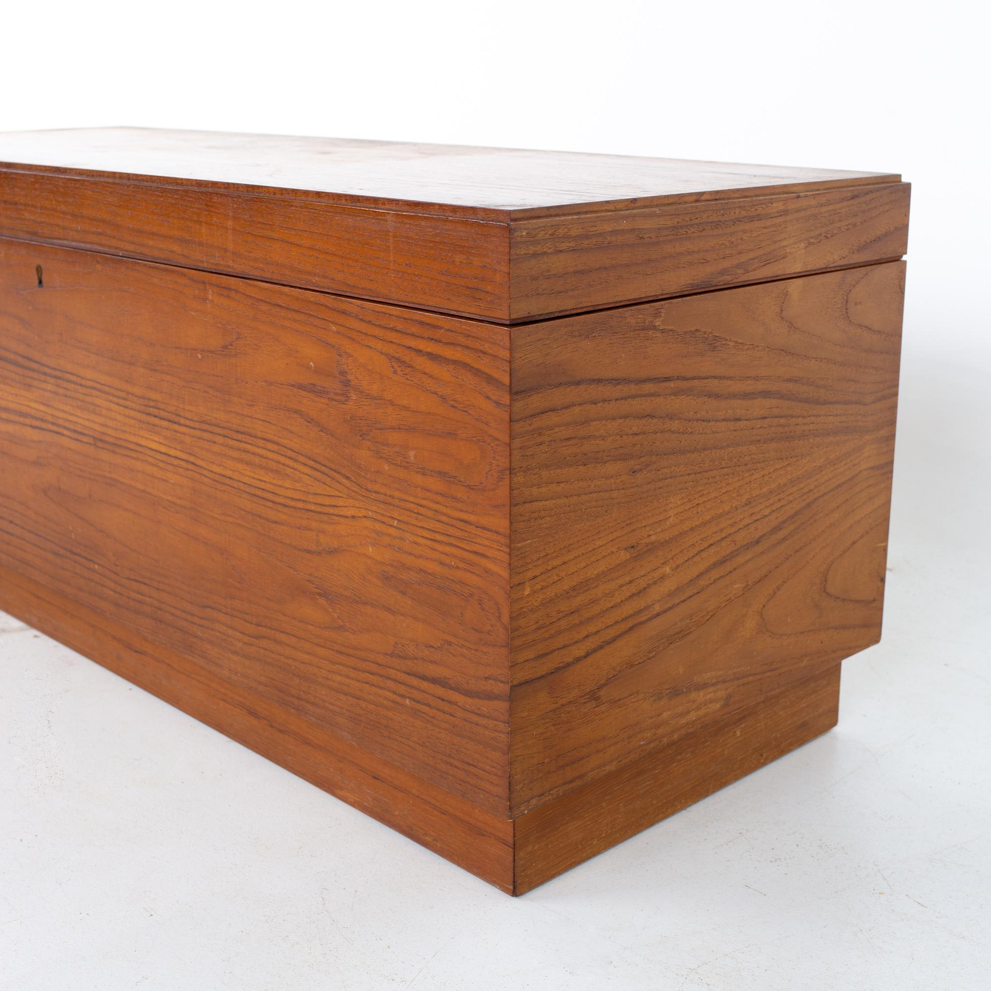 Mid Century Teak Storage Trunk Bench In Good Condition In Countryside, IL