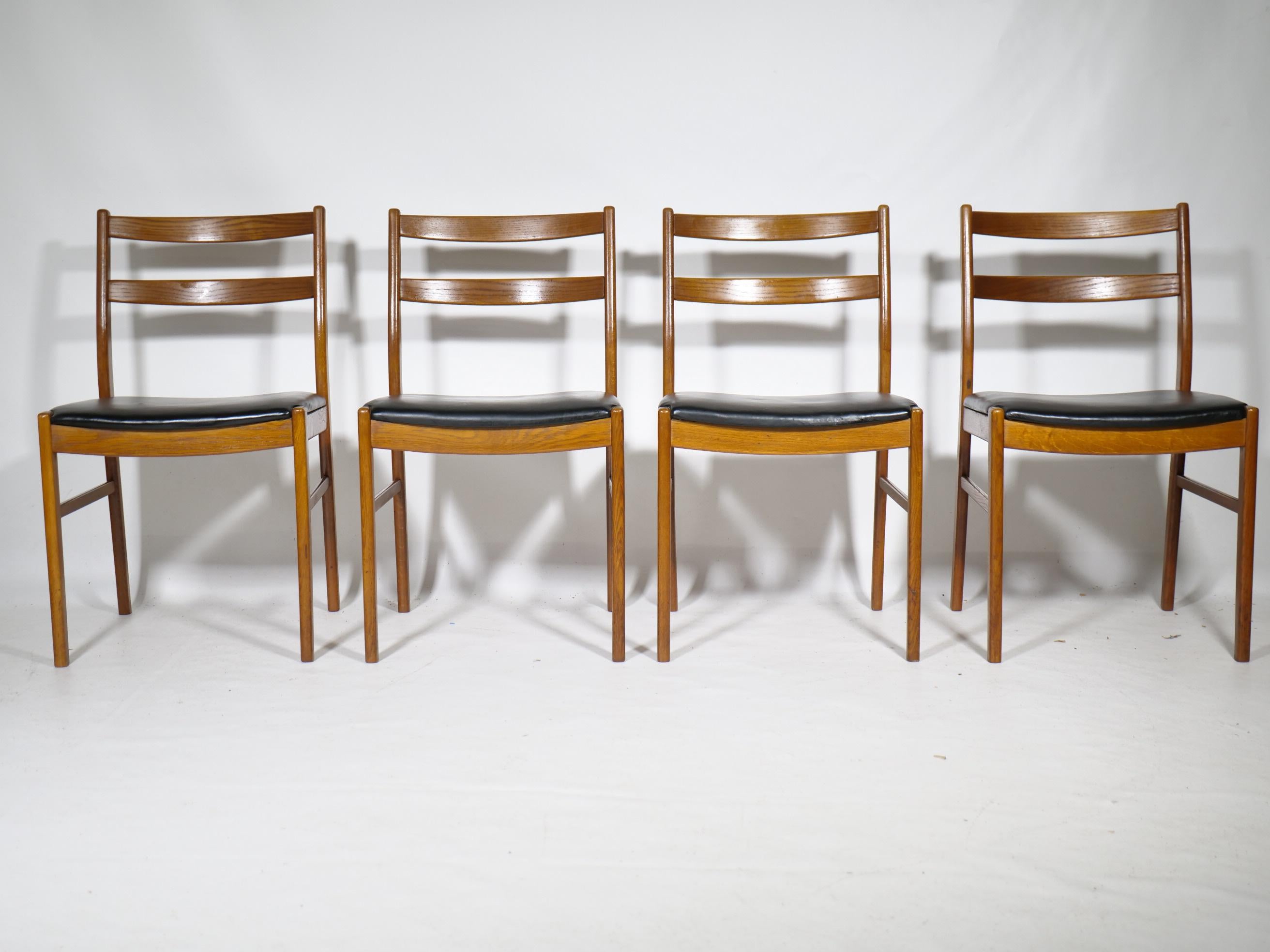 4er Set Skandi teak Stühle Schweden 60er Jahre design Stuhl 

Super erhaltenes Skandinavisches Stuhl Set. 
Guter Originalzustand - siehe Bilder. 
Der Bezug ist noch aus original Skai Leder und in relativ gutem Zustand! 

Maße: Breite: 46 cm