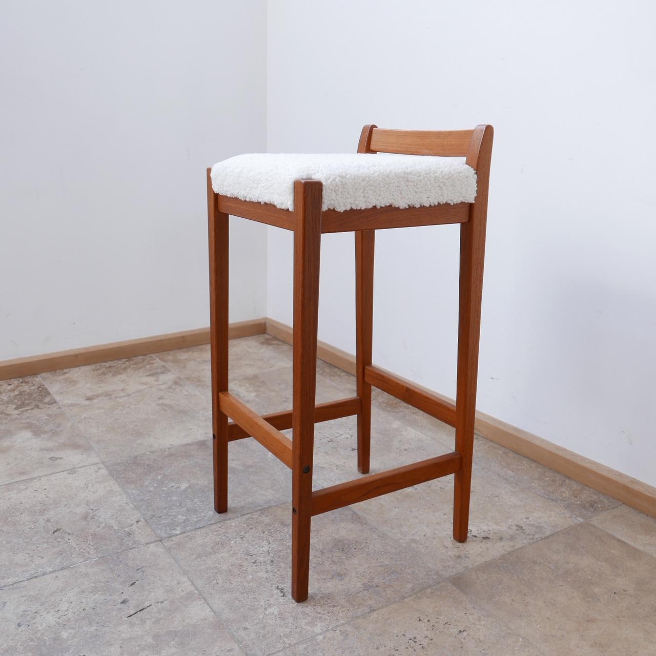 A stylish single bar stool. 

Sweden, c1960s. 

Re-upholstered. 

Immaculate condition 

Location: London Gallery. 

Dimensions: 39 W x 39 D x 74 Seat Height x 80.5 Total Height in cm.

Delivery: POA

We can ship around the world. Can