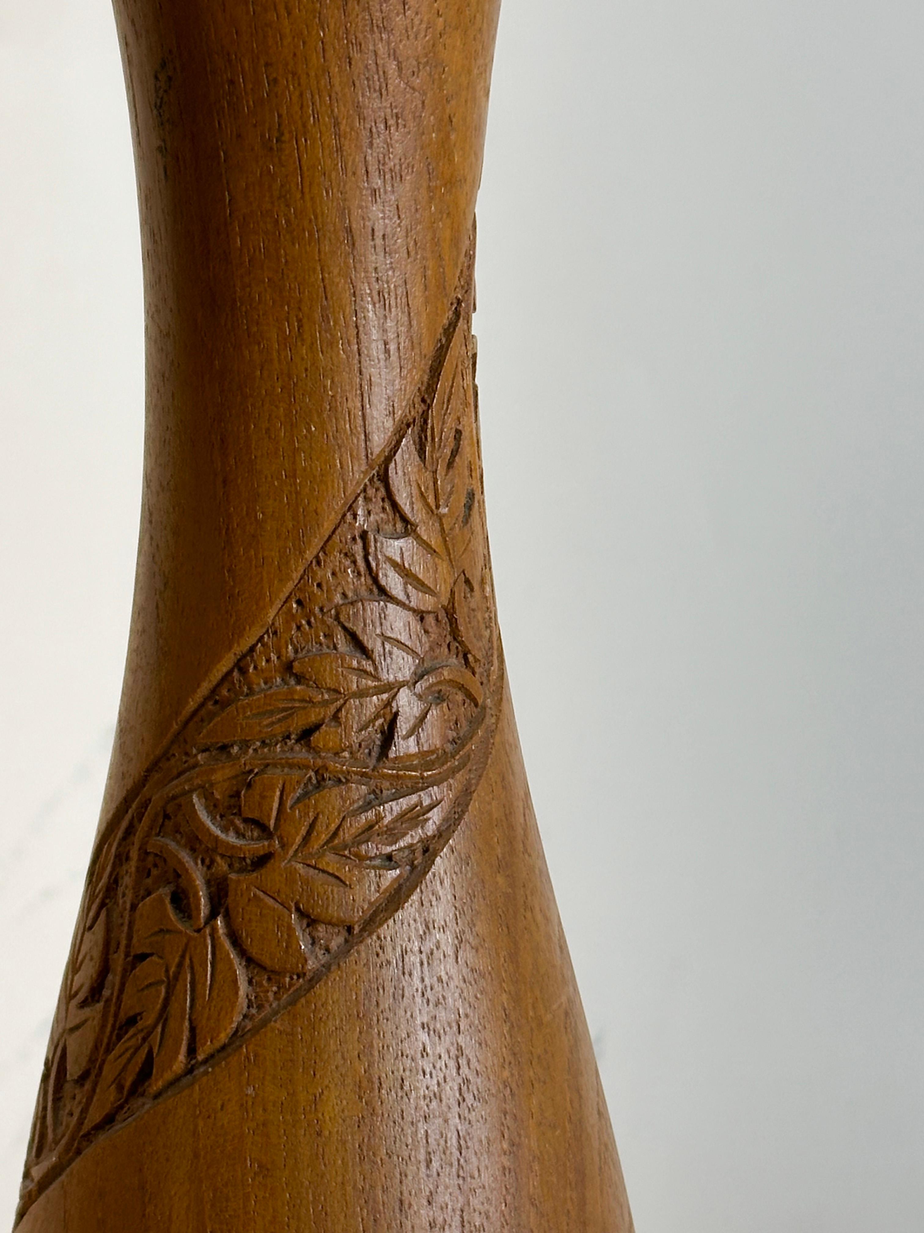 Lámpara de sobremesa danesa de teca de mediados de siglo con detalles de estilo folclórico tallados a mano   Moderno de mediados de siglo en venta