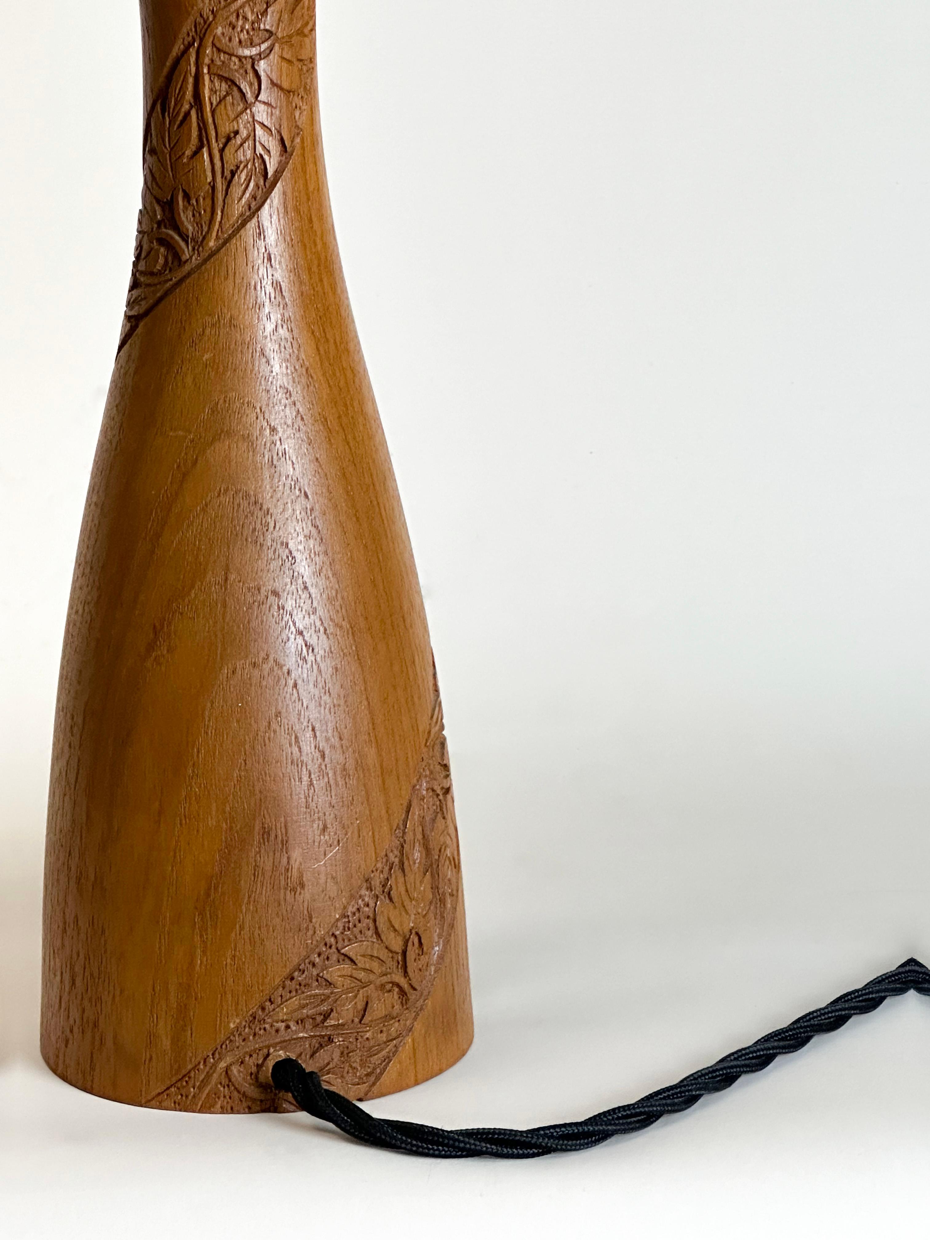 Lámpara de sobremesa danesa de teca de mediados de siglo con detalles de estilo folclórico tallados a mano   Tallado a mano en venta