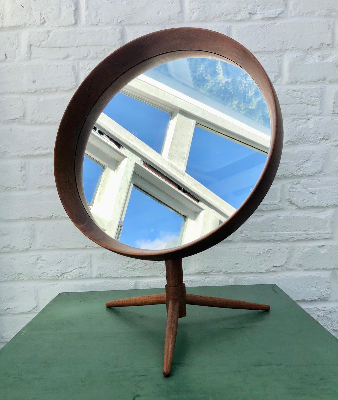 Mid Century Teak vanity mirror on stand by Pedersen & Hansen, Danish, circa 1960

Stunning and Rare Pedersen & Hansen teak, swivel vanity mirror on stand. The base has tripod feet with a graduated ‘T’ bar which joins 
the wood backed mirror. The