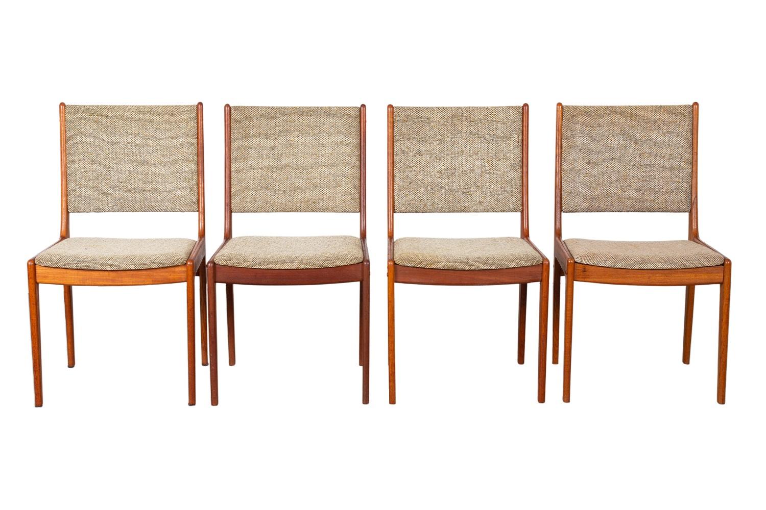 Un set di quattro splendide sedie da pranzo in teak moderno degli anni '60, estremamente ricercate, realizzate a Singapore dalla Scandinavia Woodworks Co.  Le strutture in teak, con schienali alti e sedili imbottiti, conservano la tappezzeria