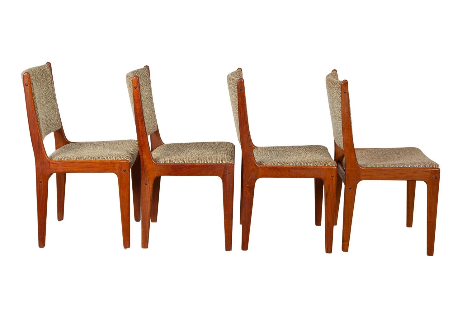 Mid-Century moderno Sedie da pranzo con schienale alto in teak del metà secolo Quattro in vendita