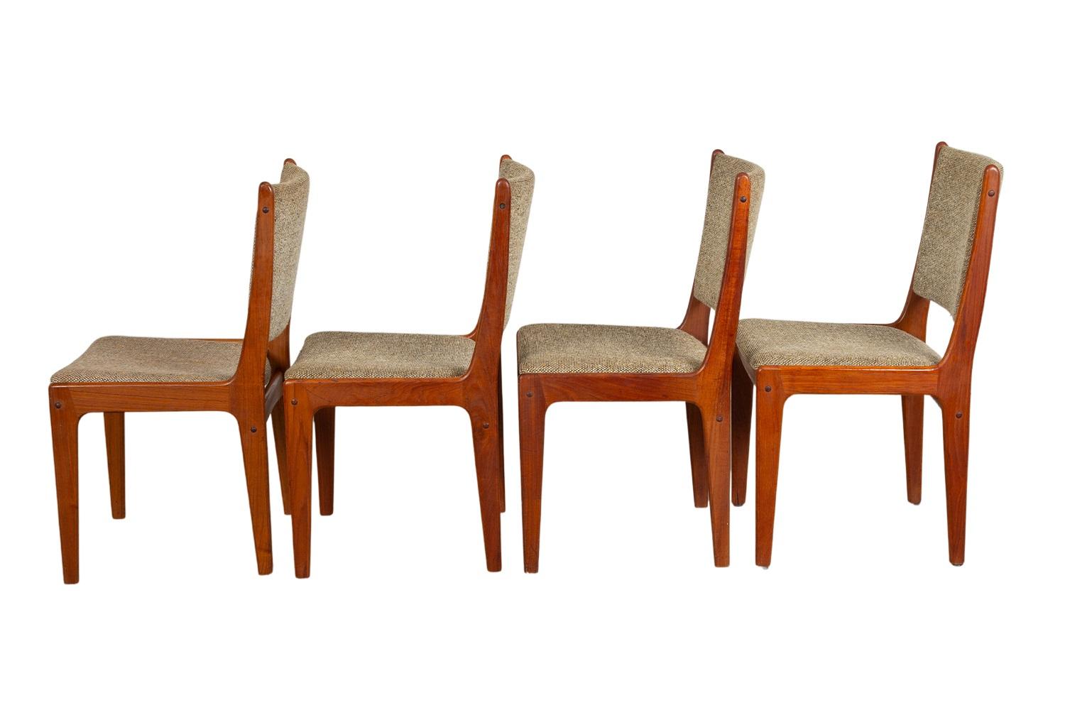 Sedie da pranzo con schienale alto in teak del metà secolo Quattro In condizioni discrete in vendita a Baltimore, MD