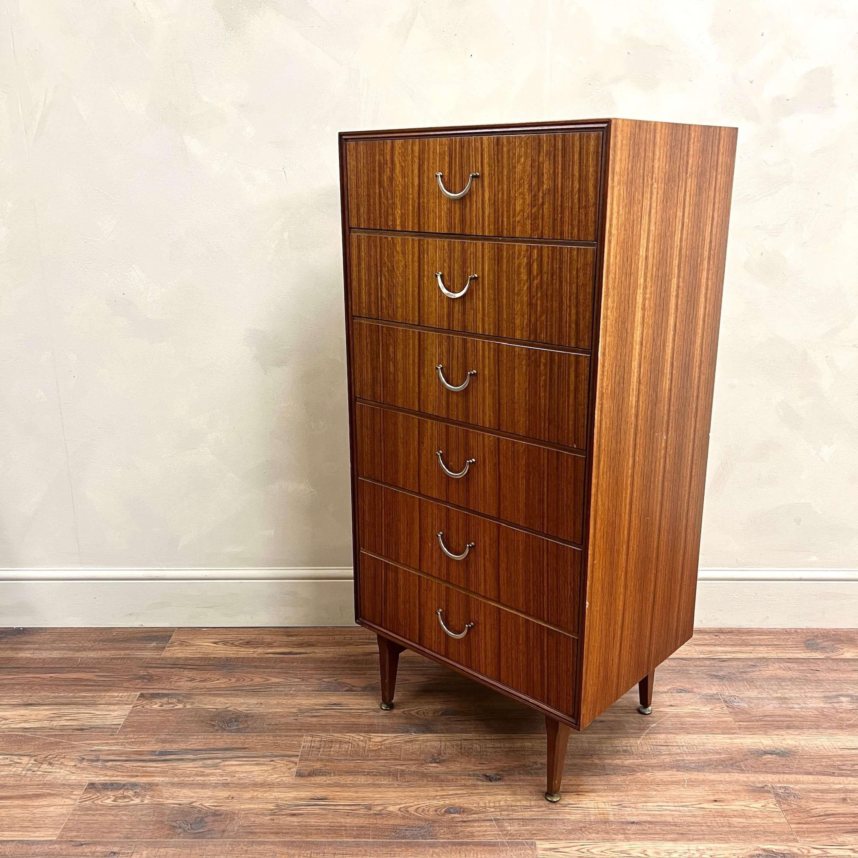 Cassettiera Tallboy in teak del Medioevo di Meredew in vendita 4