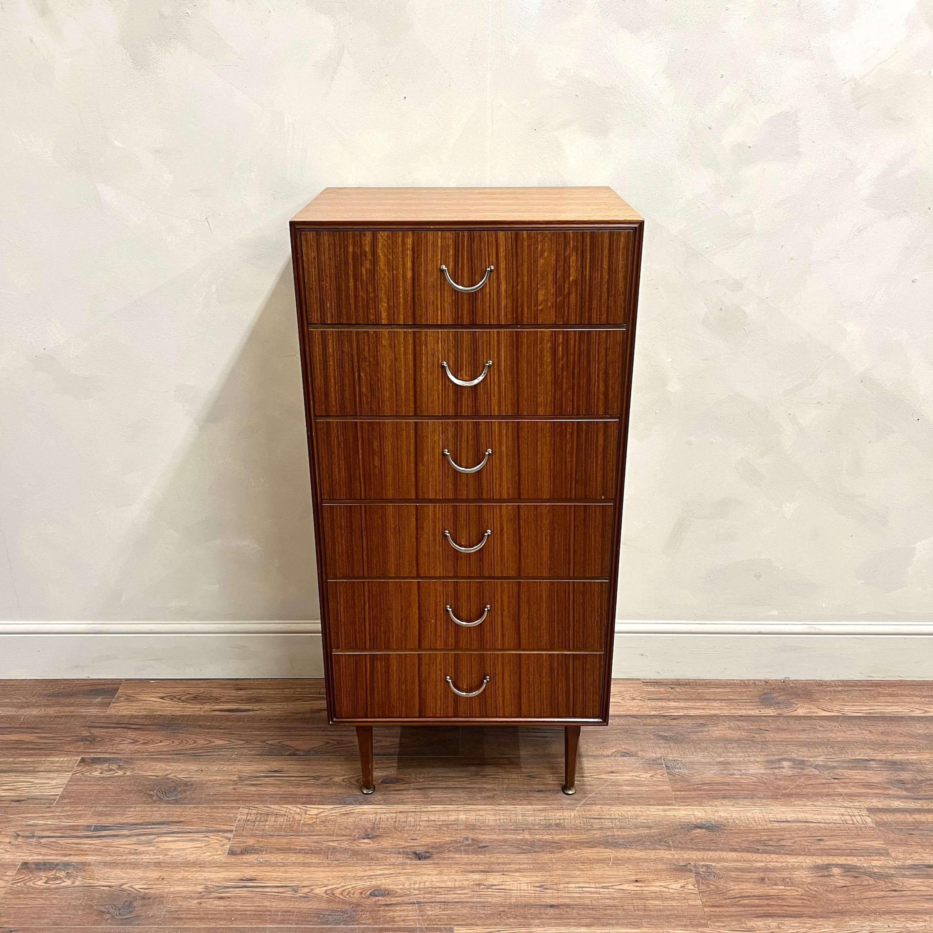 Cassettiera Tallboy in teak della metà del Century Furniture di Meredew Furniture.
In buone condizioni.

Hertfordshire, Inghilterra, circa 1970.

Altezza - 127,5 cm
Larghezza - 61 cm
Profondità - 46 cm

Per favore, scrivete un messaggio se avete